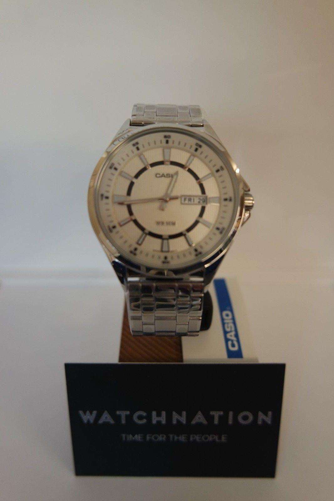 Casio Herren Quarz Uhr mit Silbernem Zifferblatt Analog - Digitalanzeige und Weißem Metallarmband MTPE108D-7AVEF