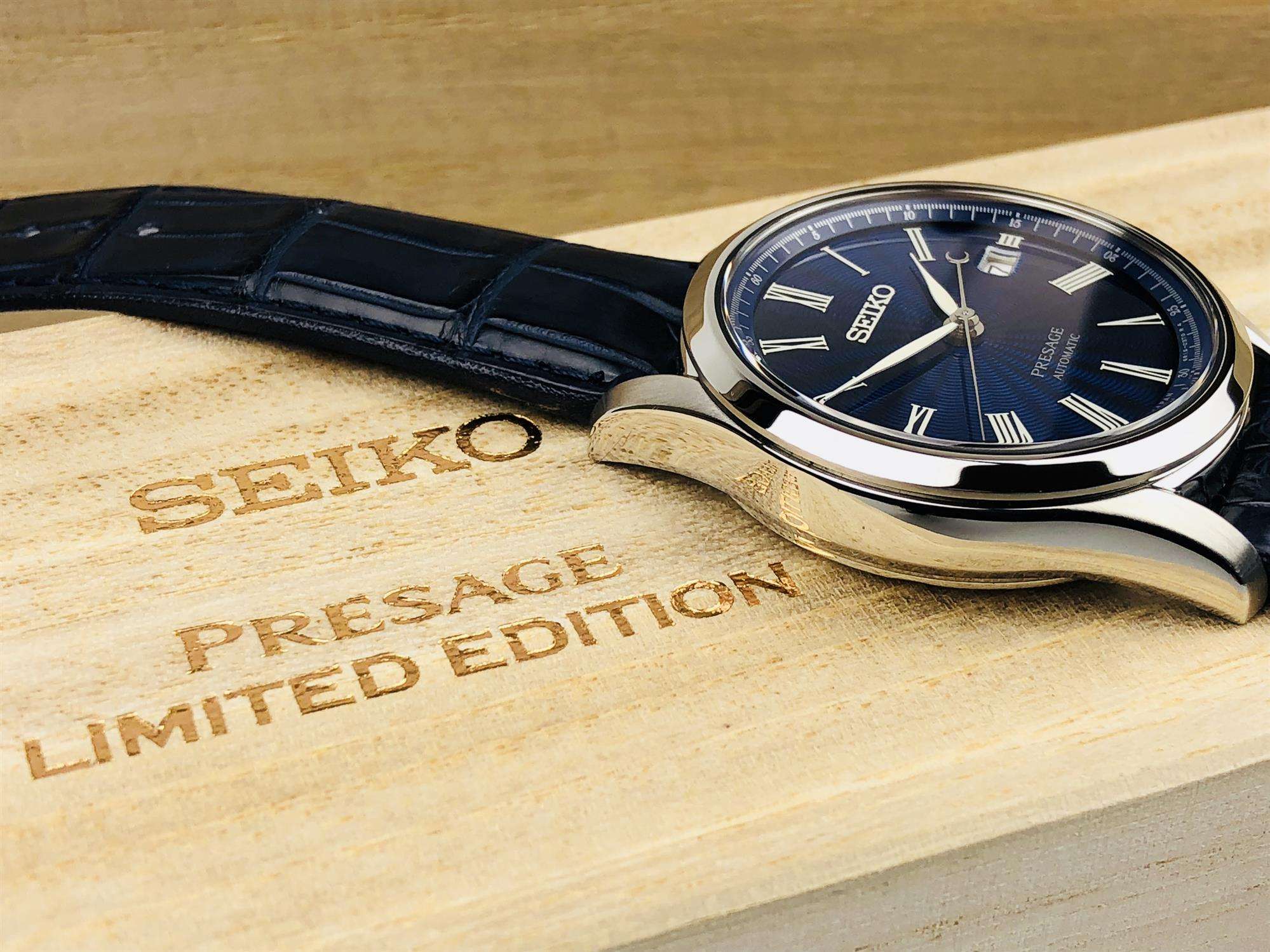 Seiko Presage The Shippo Enamel silbernes Stahlgehäuse, blauer Krokodillederarmband, limitierte Auflage, automatische blaue Zifferblatt Herren Uhr SPB075J1