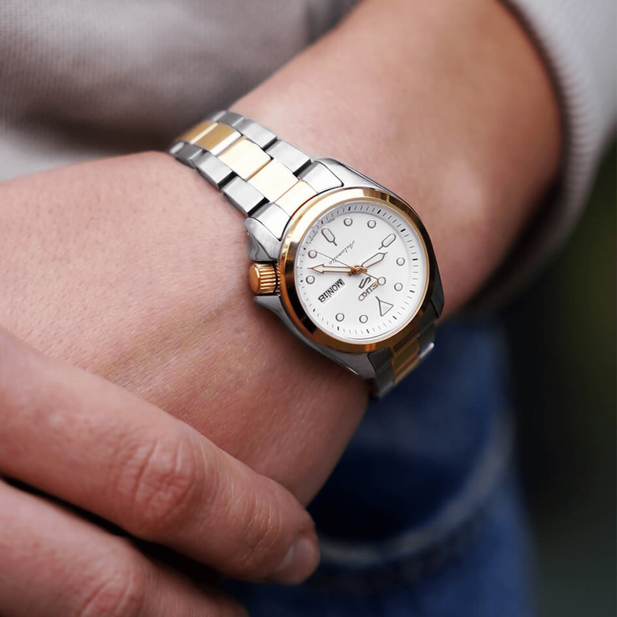 Seiko 5 Sports Kompakt Automatik Weißes Zifferblatt Zweifarbiges Edelstahlarmband Damen Uhr SRE004K1