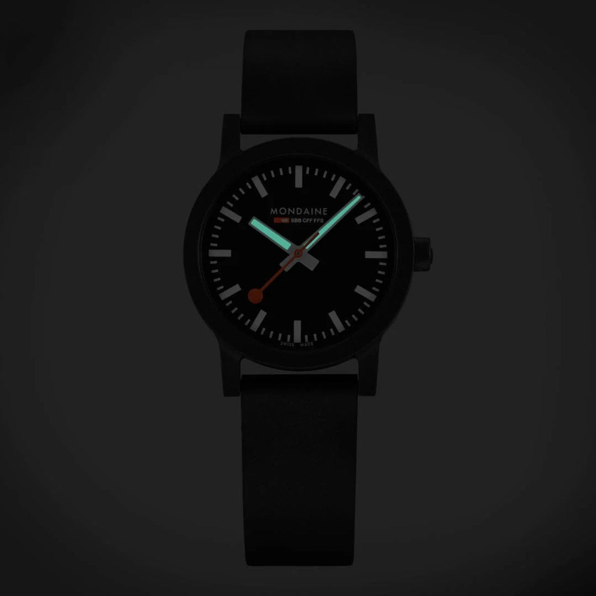 Reloj para mujer Mondaine Essence con esfera negra y correa de caucho MS1.32120.RB