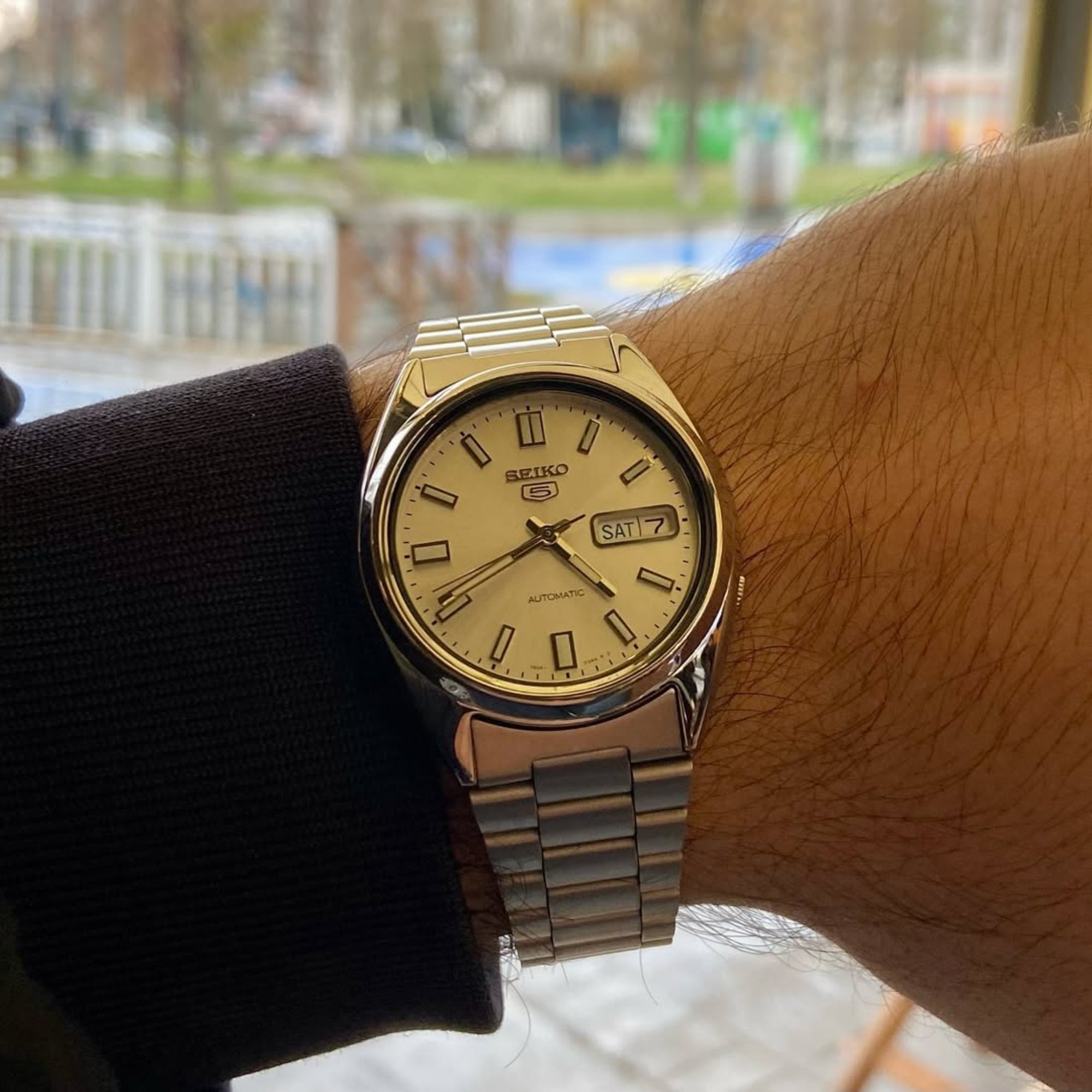 Seiko 5 Automatik Silbernes Zifferblatt Edelstahl Herren Uhr SNXS73K1