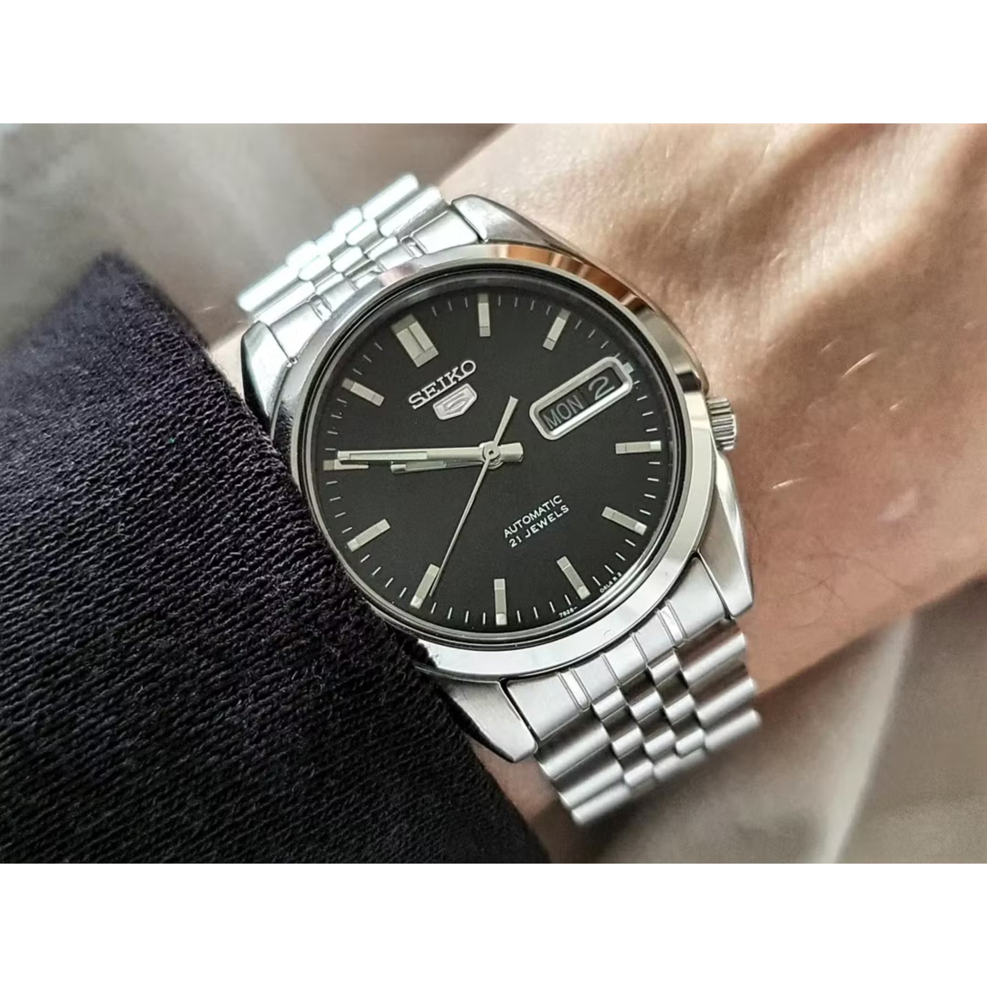 Seiko 5 Automatik Schwarzes Zifferblatt Stahlarmband Herren Uhr SNK361K1