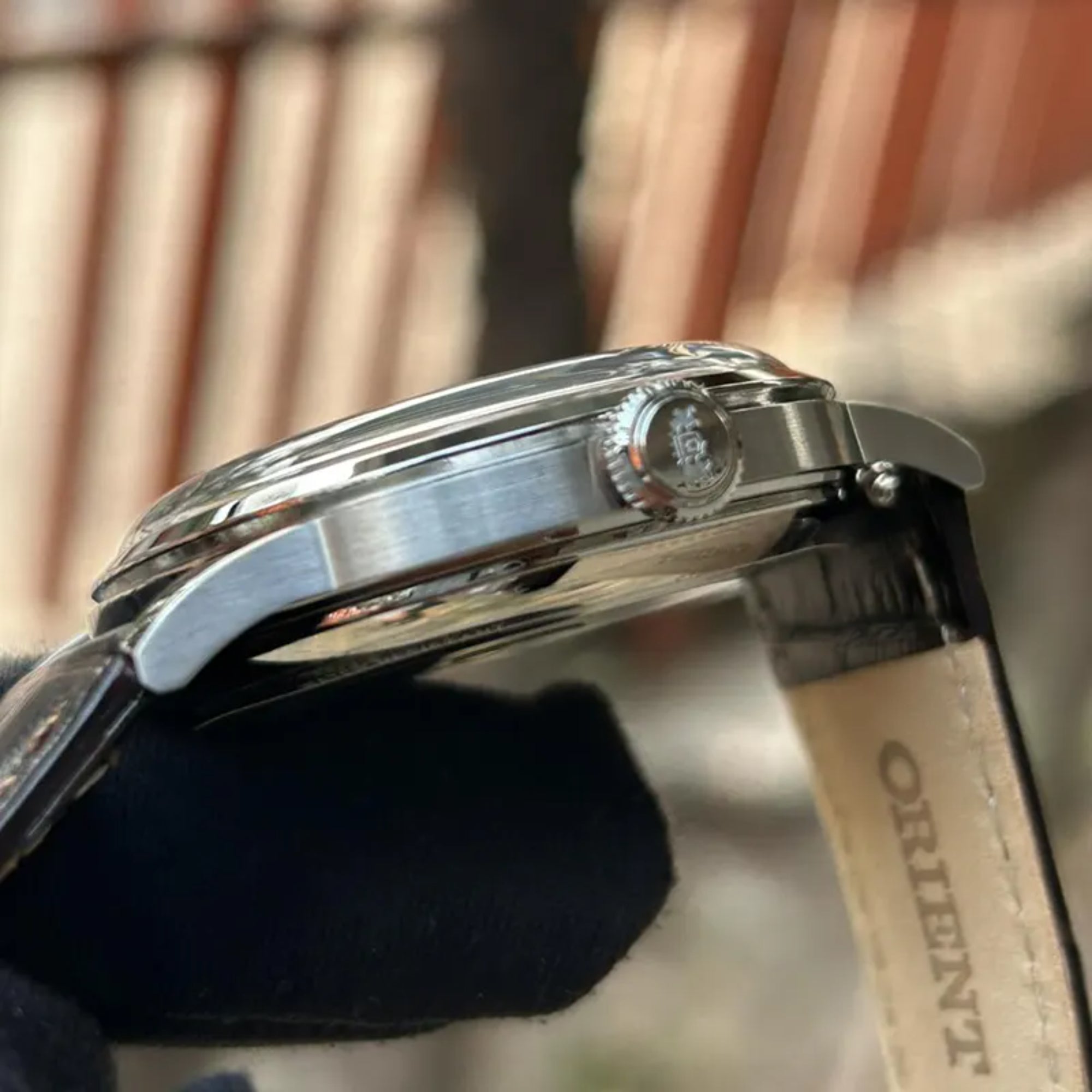 Orient Bambino RA-AC0026R30B stainless steel case and domed crystal side profile