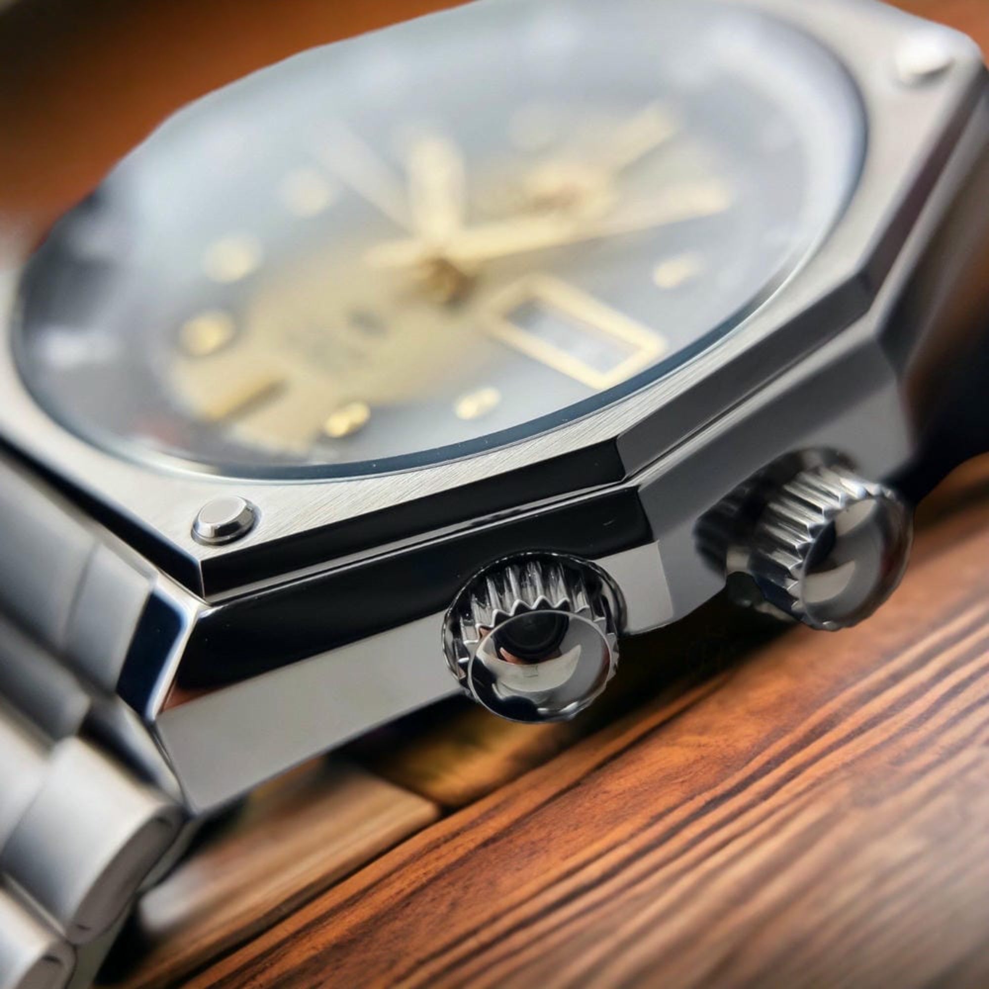 Orient Neo 70s RA-AA0B01G39B stainless steel case side profile