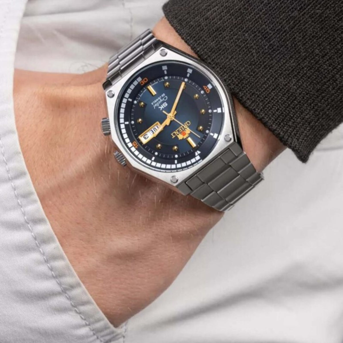 Orient Neo 70s RA-AA0B03L39B 42mm blue dial with retro indices on hand