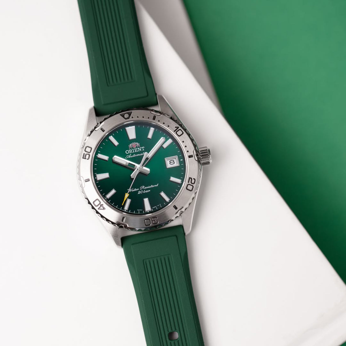 Orient Mako RA-AC0Q11E30B unidirectional rotating bezel detail