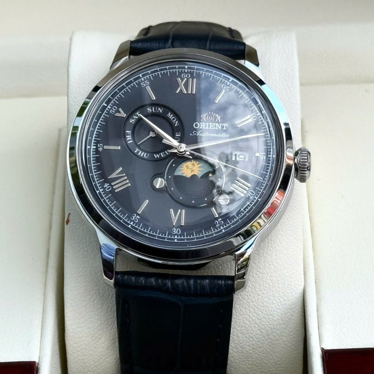 Orient Bambino 41,5 mm Sonne & Mond Blaues Zifferblatt Leder Herren Automatik Uhr RA-AK0806L30B