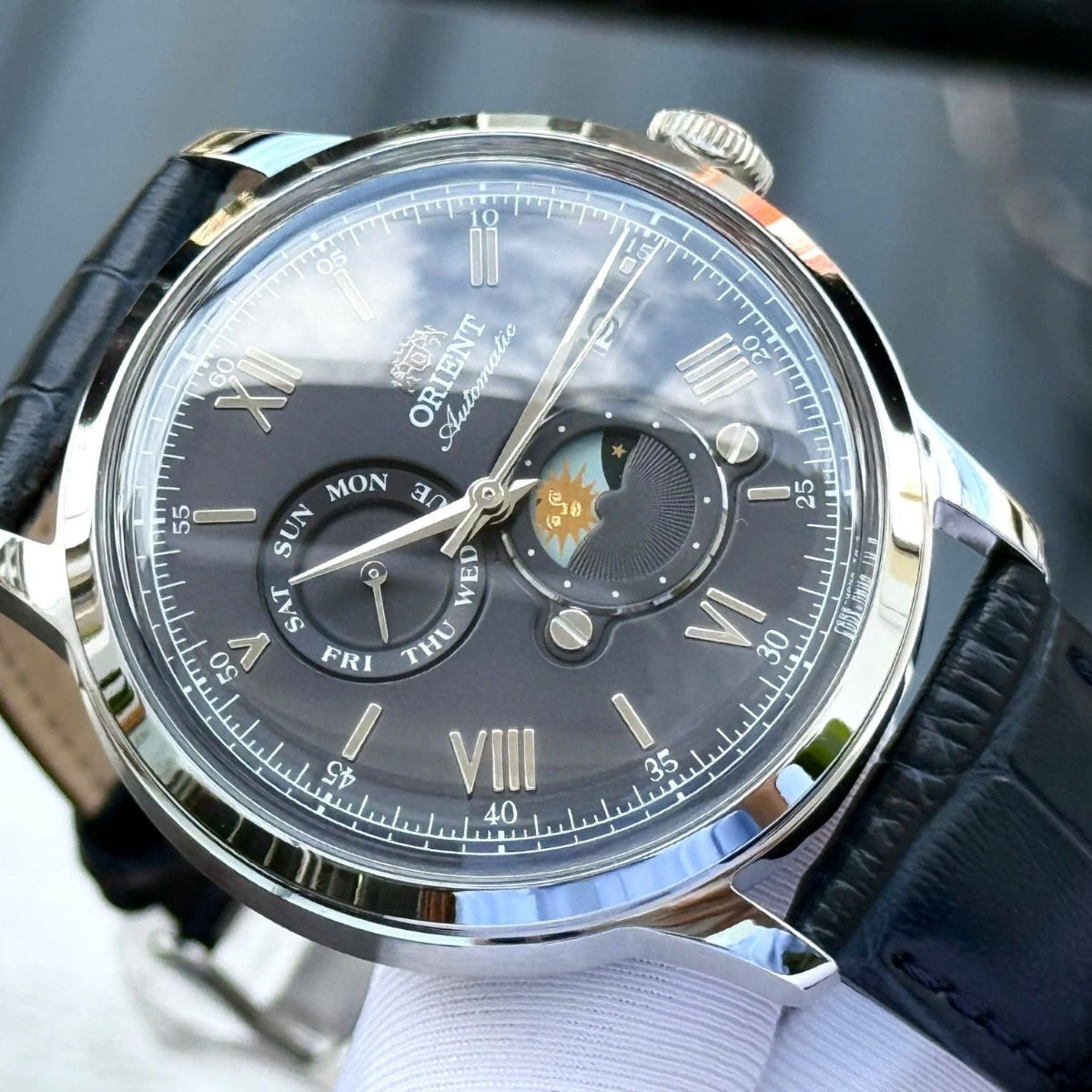 Orient Bambino 41,5 mm Sonne & Mond Blaues Zifferblatt Leder Herren Automatik Uhr RA-AK0806L30B