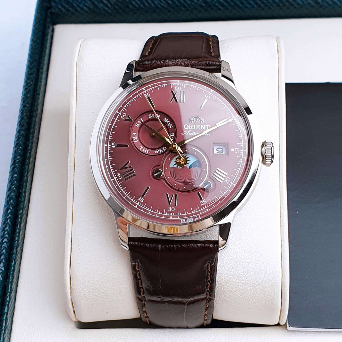 Orient Bambino 41,5 mm Sonne & Mond Rotes Zifferblatt Leder Herren Automatik Uhr RA-AK0807R30B