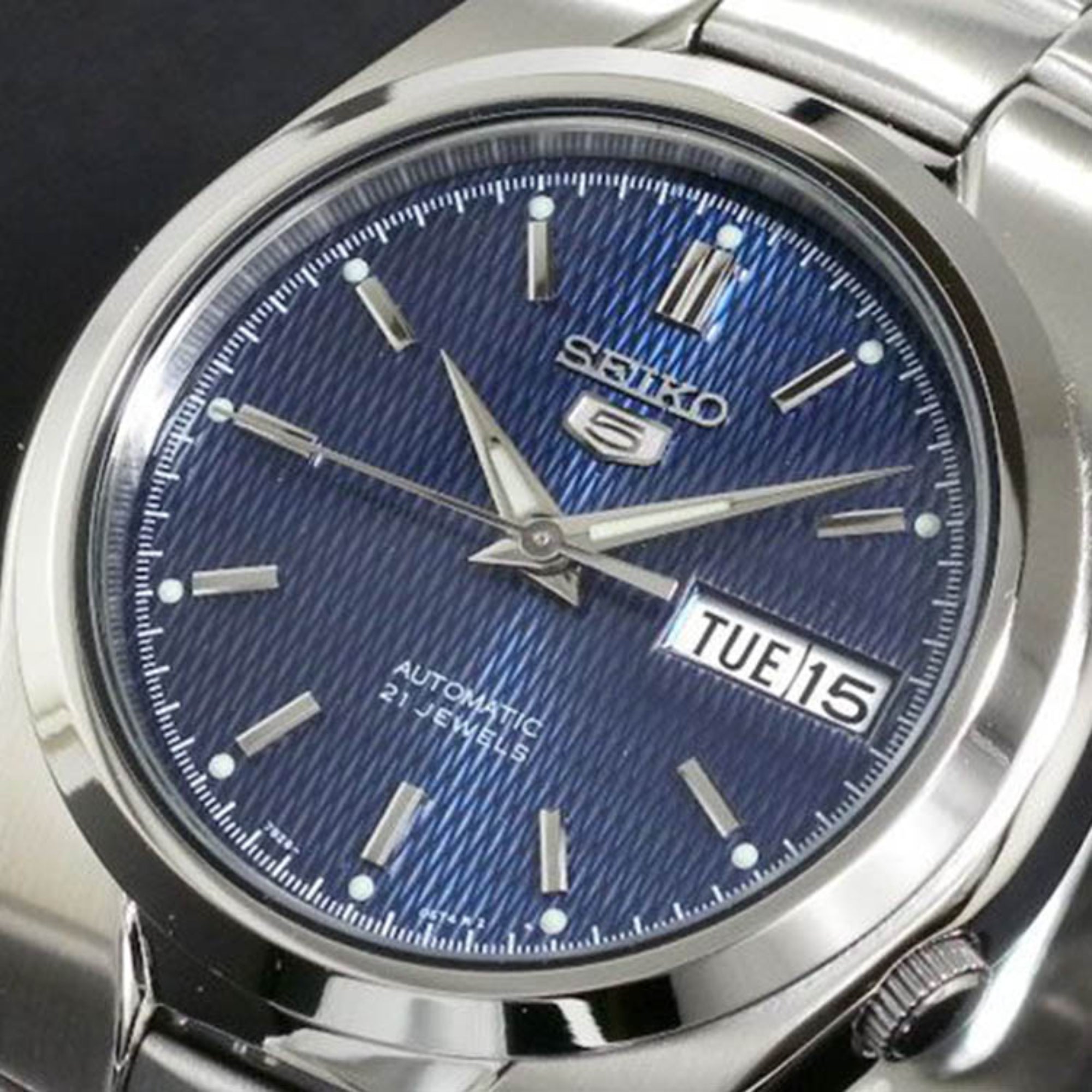 Seiko 5 37mm SNK603K1 blue dial and luminous hands front view
