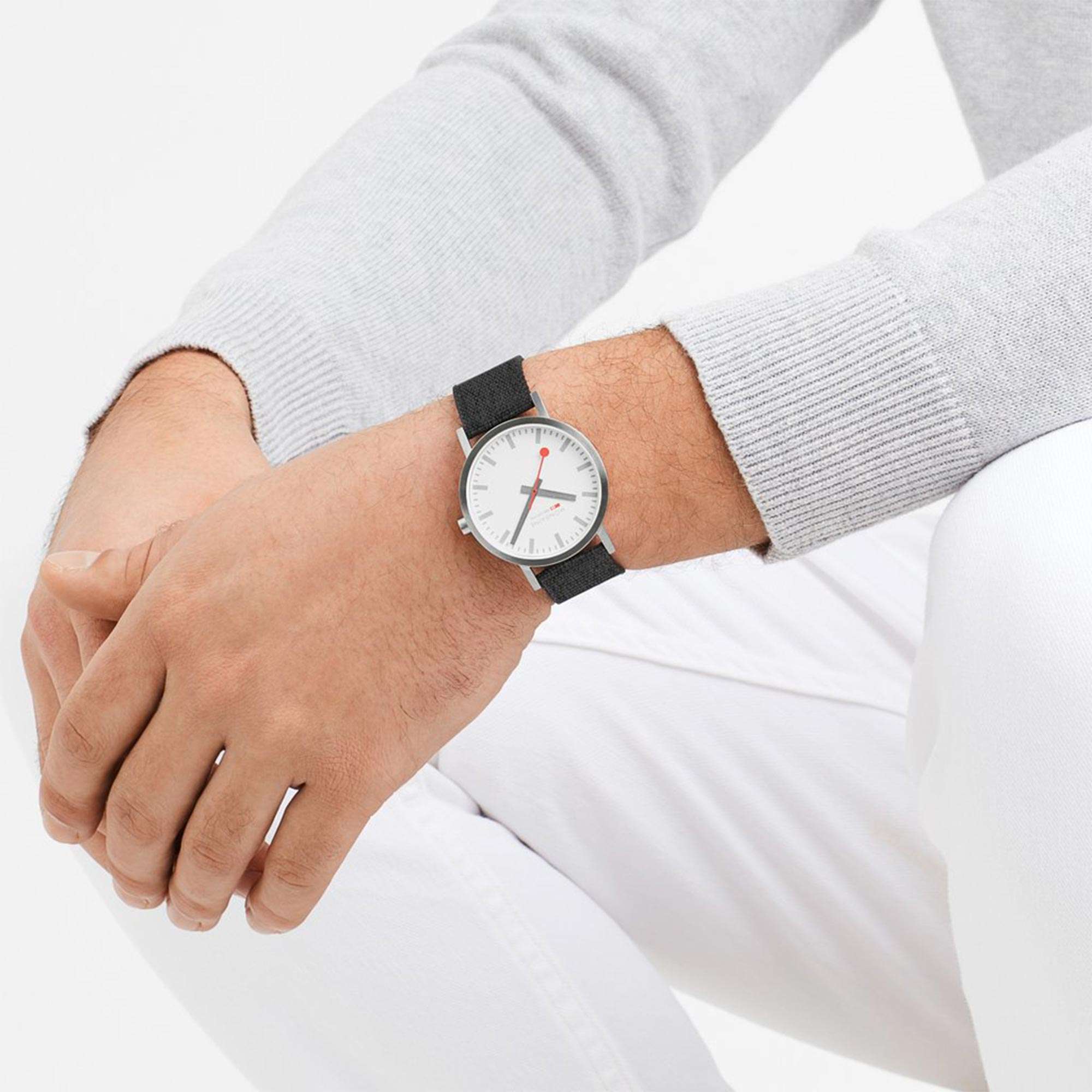 Mondaine Classic Quarz Weißes Zifferblatt Graues Textilarmband Herren Uhr A660.30360.17SBB