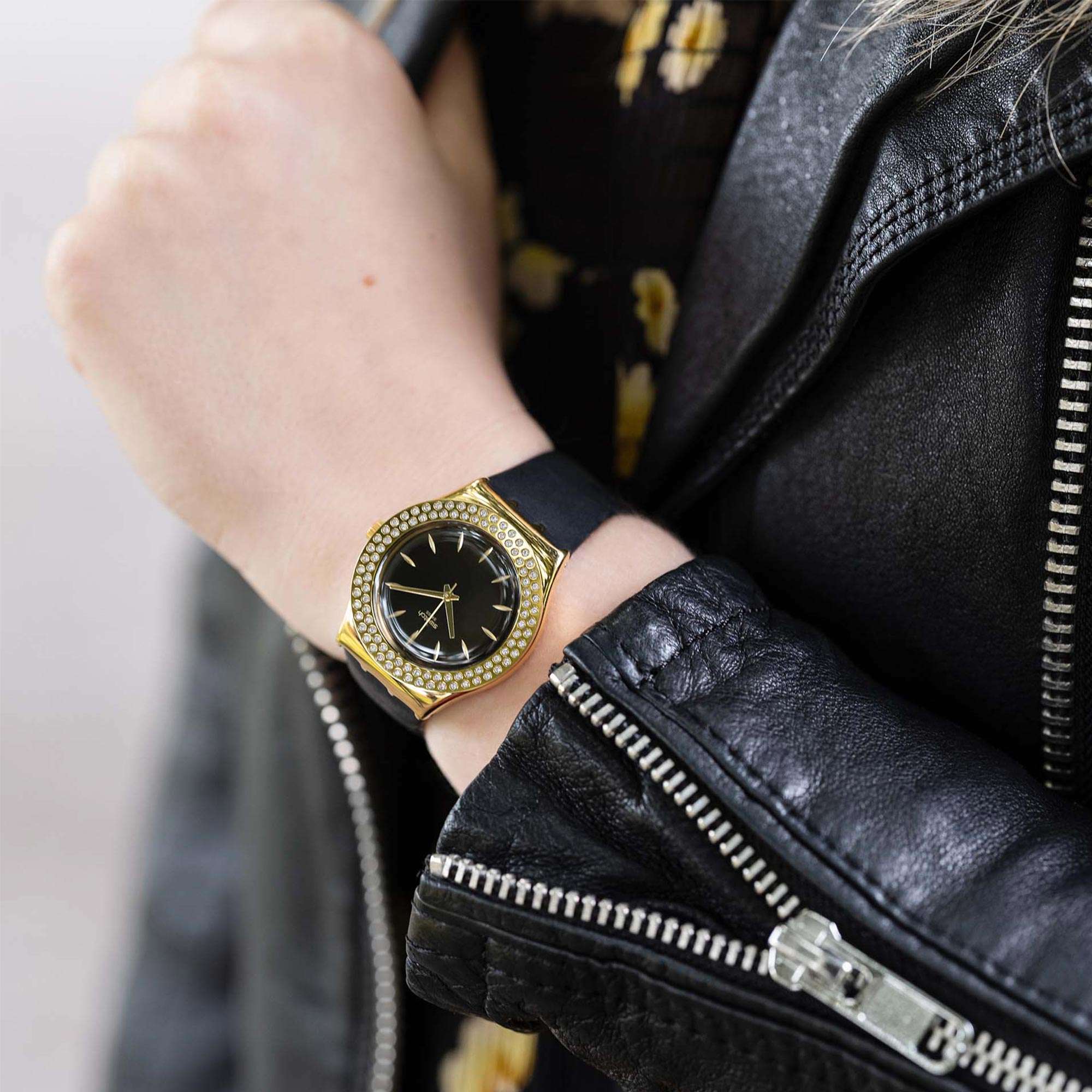 Swatch Goldy Show Quartz Schwarzes Zifferblatt Lederarmband Damen Uhr YLG141