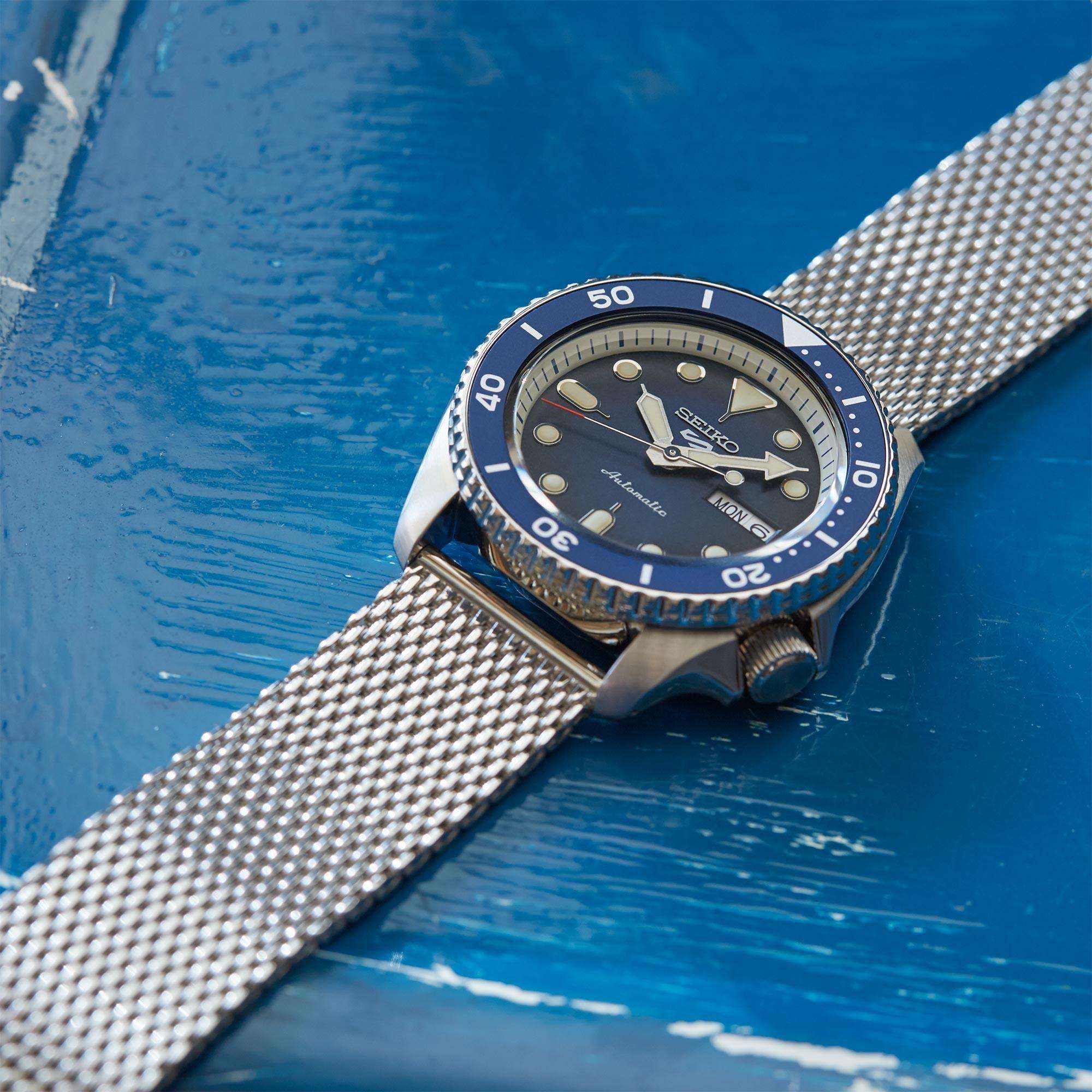 Seiko 5 Sports Blaues Zifferblatt Silbernes Edelstahl-Mesharmband Automatik Herren Uhr SRPD71K1