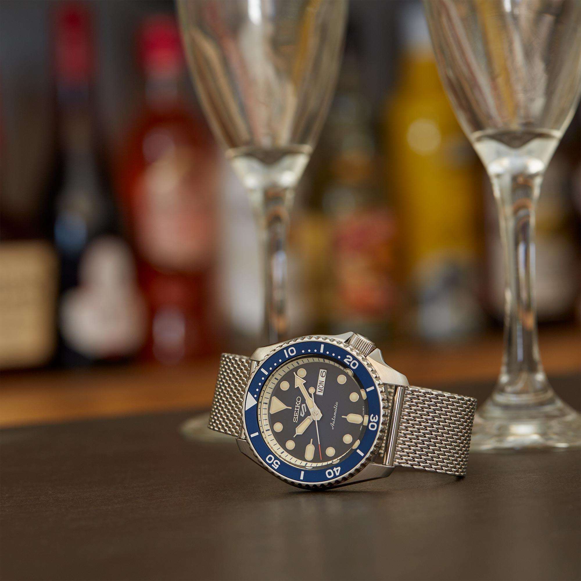 Seiko 5 Sports Blaues Zifferblatt Silbernes Edelstahl-Mesharmband Automatik Herren Uhr SRPD71K1