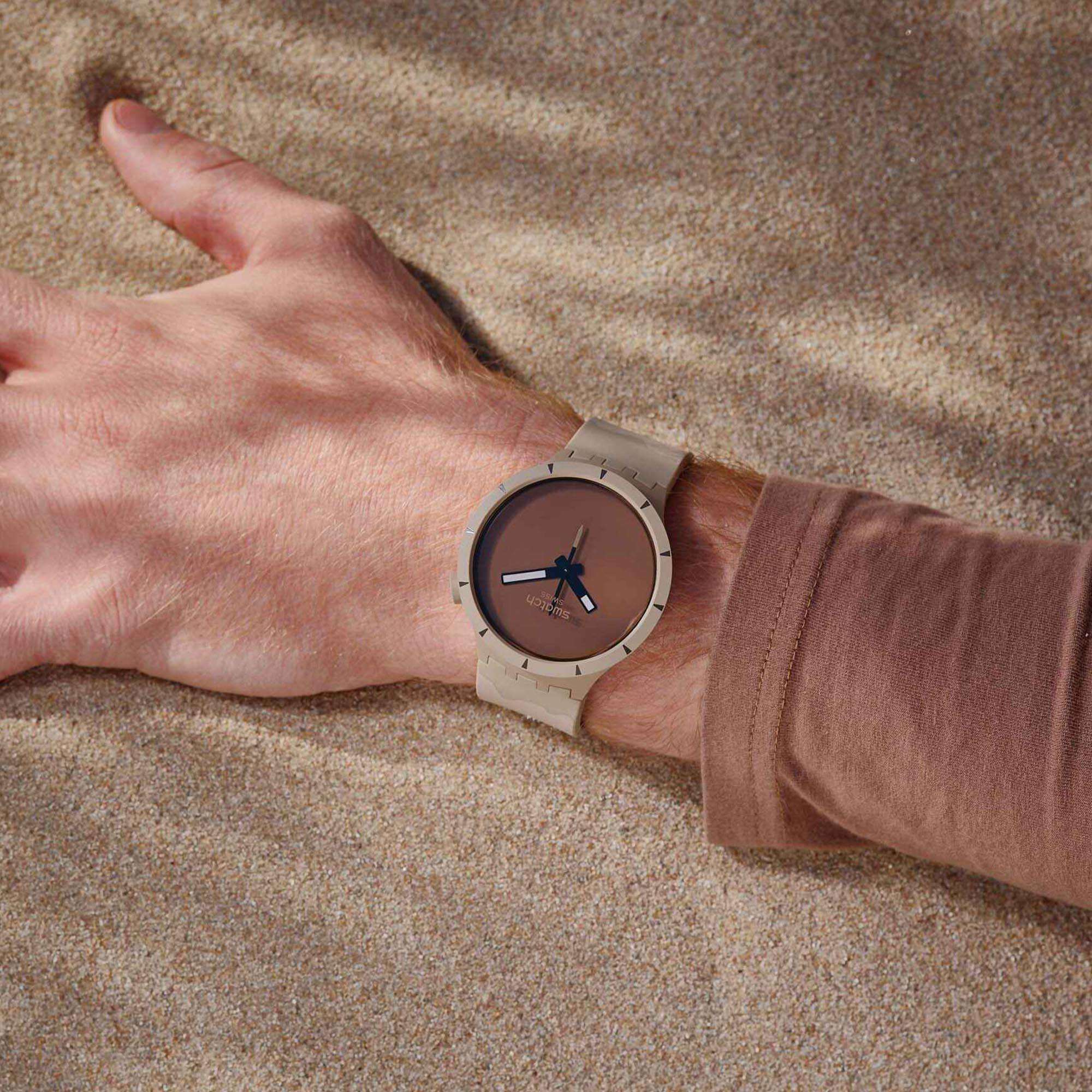 Swatch Big Bold Bioceramic Desert Quarz Beiges Zifferblatt Silikonarmband Uhr SB03C101