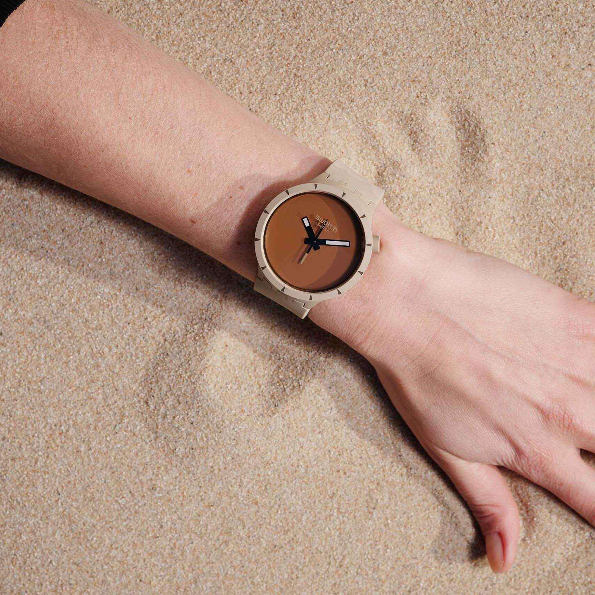 Swatch Big Bold Bioceramic Desert Quarz Beiges Zifferblatt Silikonarmband Uhr SB03C101