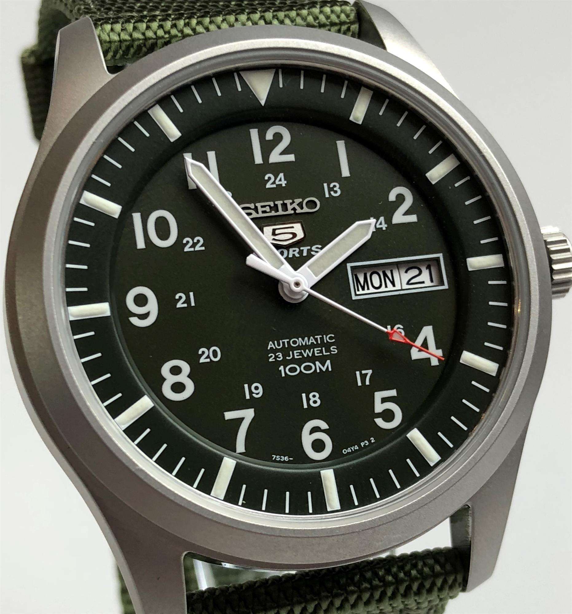 Seiko 5 Sports Automatik Grünes Zifferblatt Grünes NATO Style Armband Herren Uhr SNZG09K1
