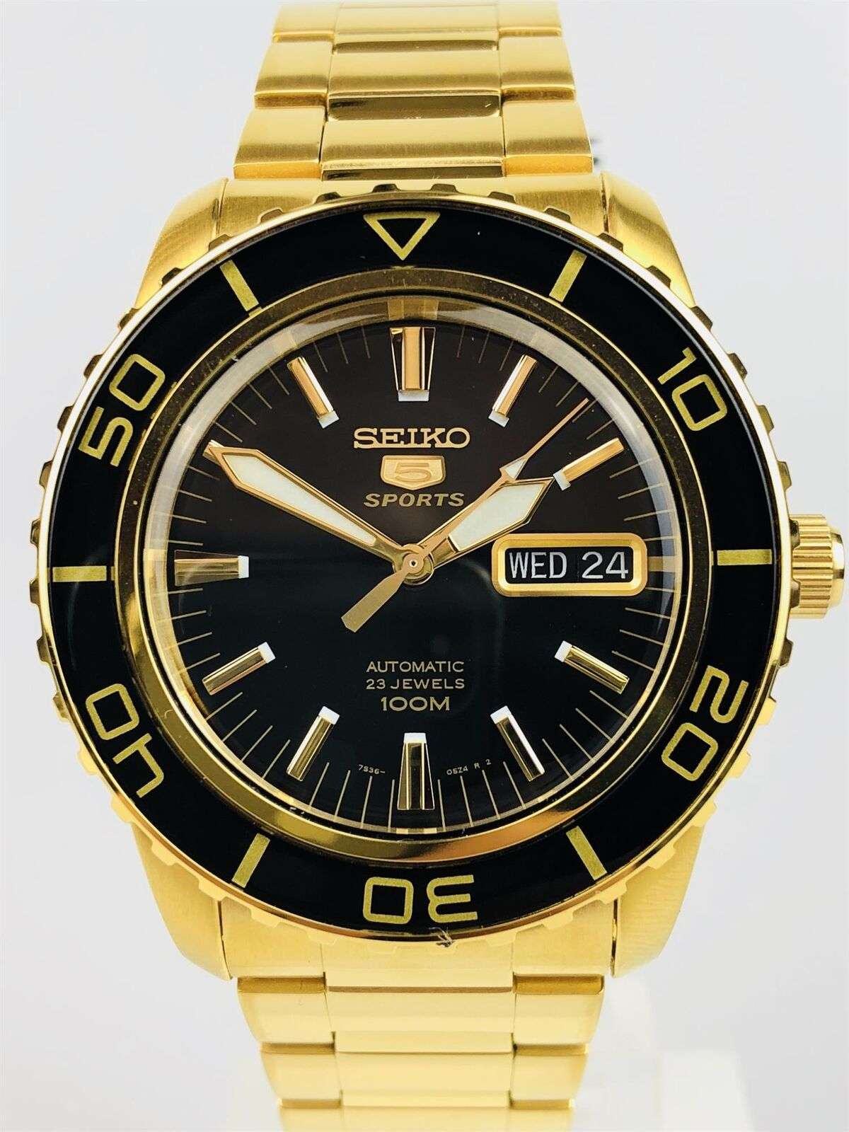 Seiko 5 Sports Automatik Herrenarmbanduhr mit schwarzem Zifferblatt und goldfarbenem Edelstahl SNZH60K1