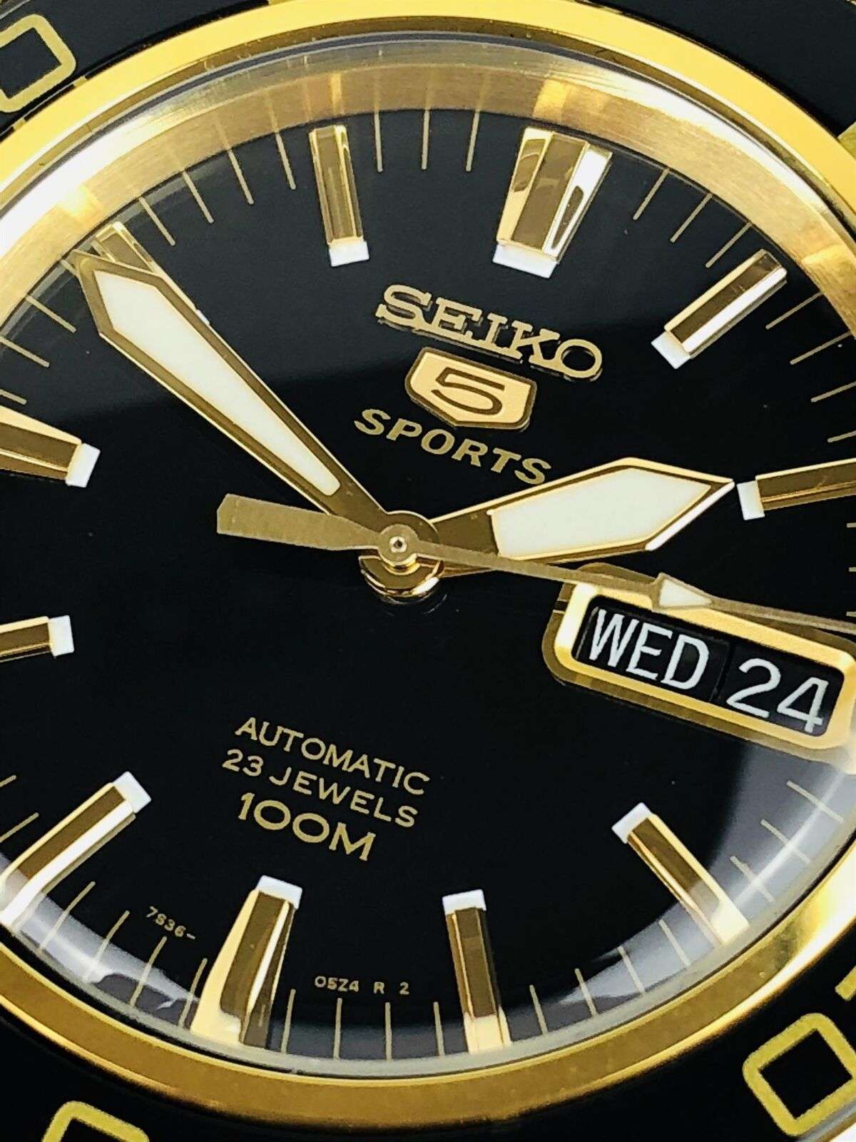 Seiko 5 Sports Automatik Herrenarmbanduhr mit schwarzem Zifferblatt und goldfarbenem Edelstahl SNZH60K1