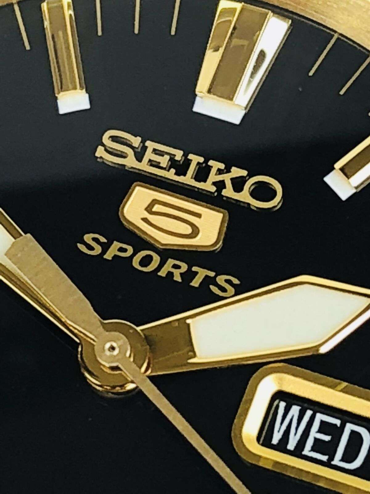 Seiko 5 Sports Automatik Herrenarmbanduhr mit schwarzem Zifferblatt und goldfarbenem Edelstahl SNZH60K1