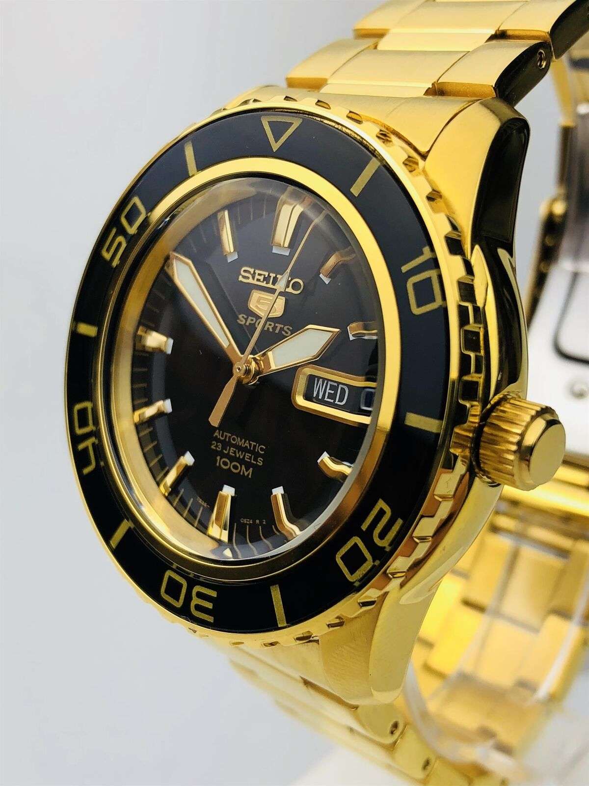 Seiko 5 Sports Automatik Herrenarmbanduhr mit schwarzem Zifferblatt und goldfarbenem Edelstahl SNZH60K1