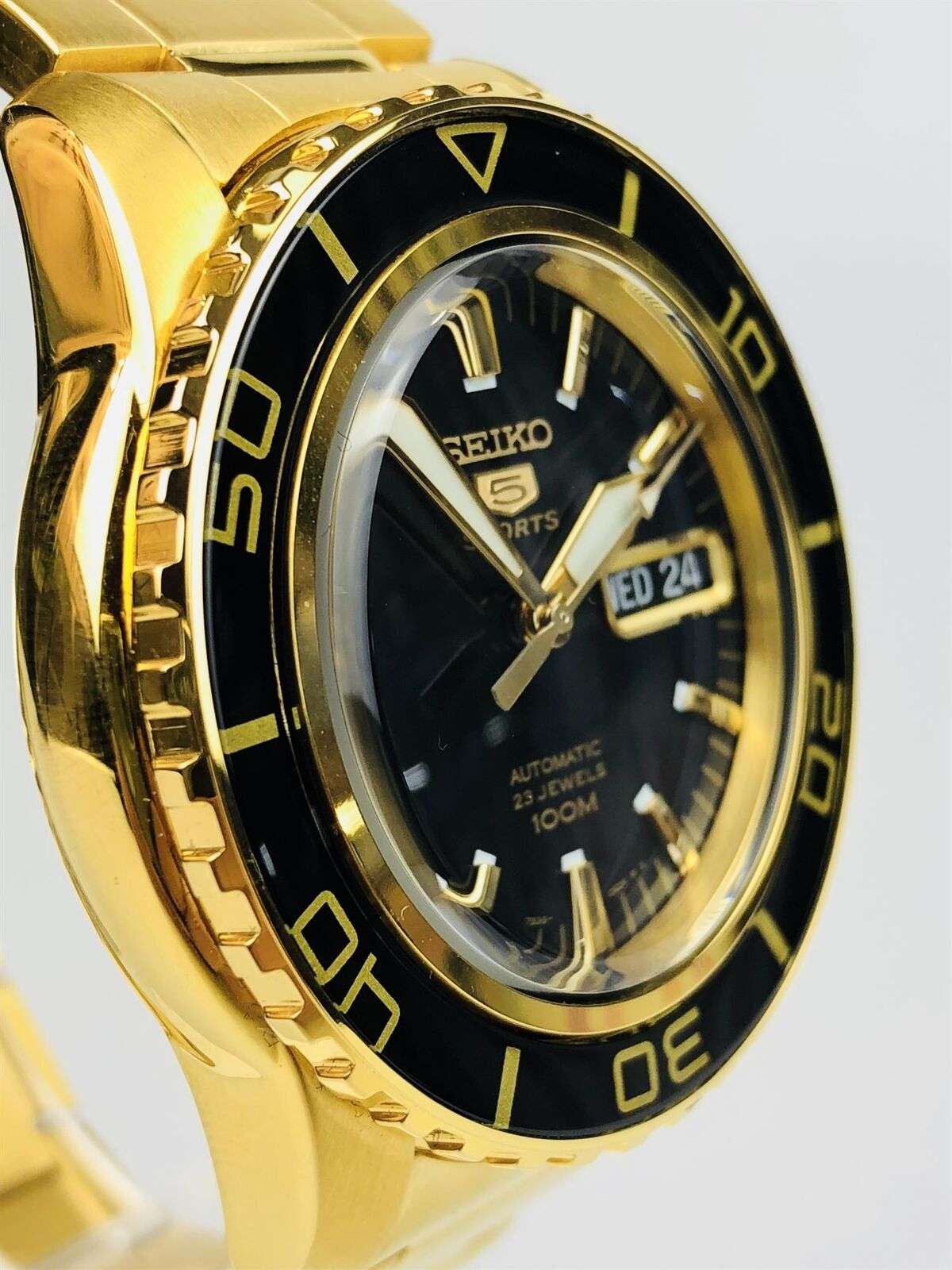 Seiko 5 Sports Automatik Herrenarmbanduhr mit schwarzem Zifferblatt und goldfarbenem Edelstahl SNZH60K1