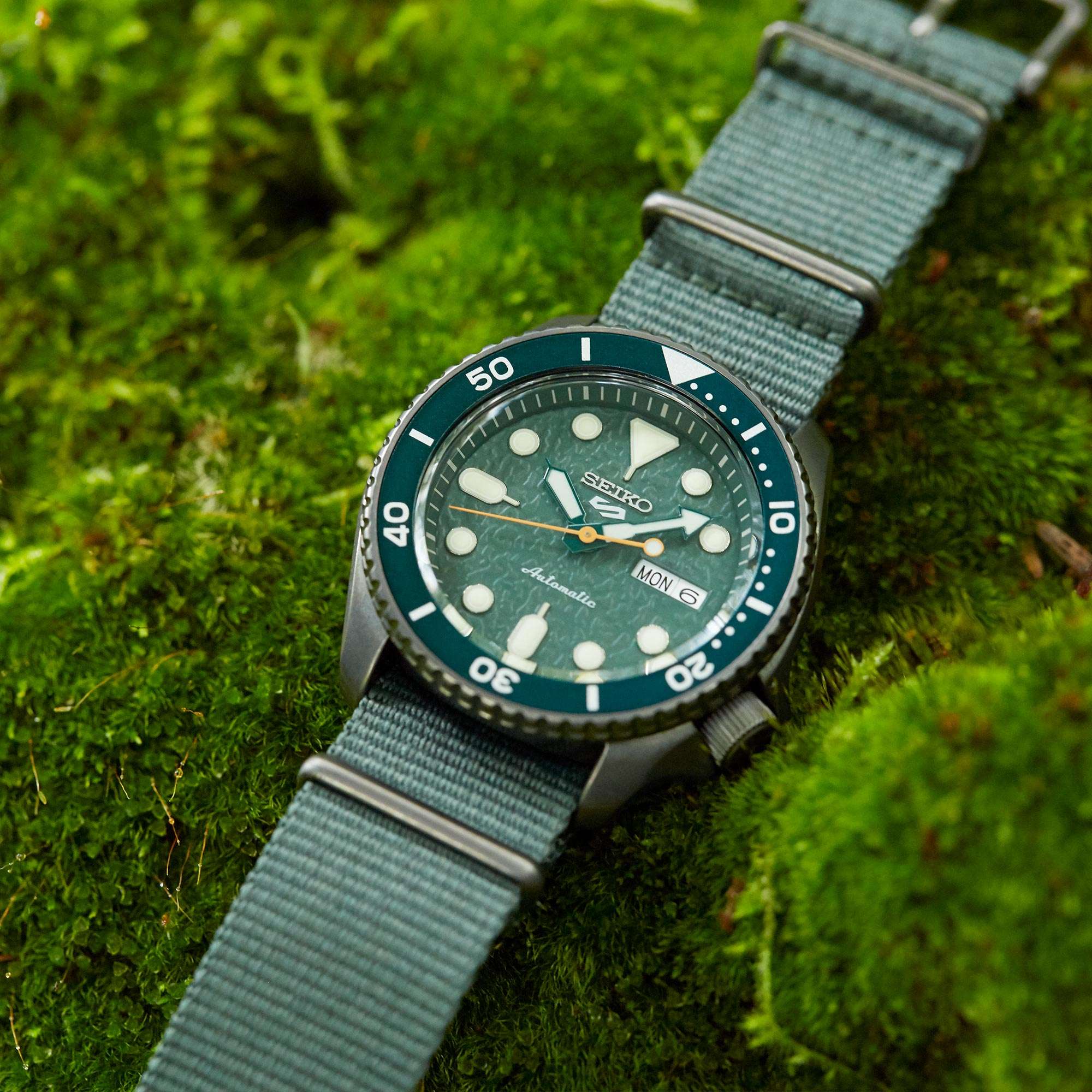 Seiko 5 Sports Edelstahlgehäuse Grünes Canvasarmband Automatik Grünes Zifferblatt Herren Uhr SRPD77K1