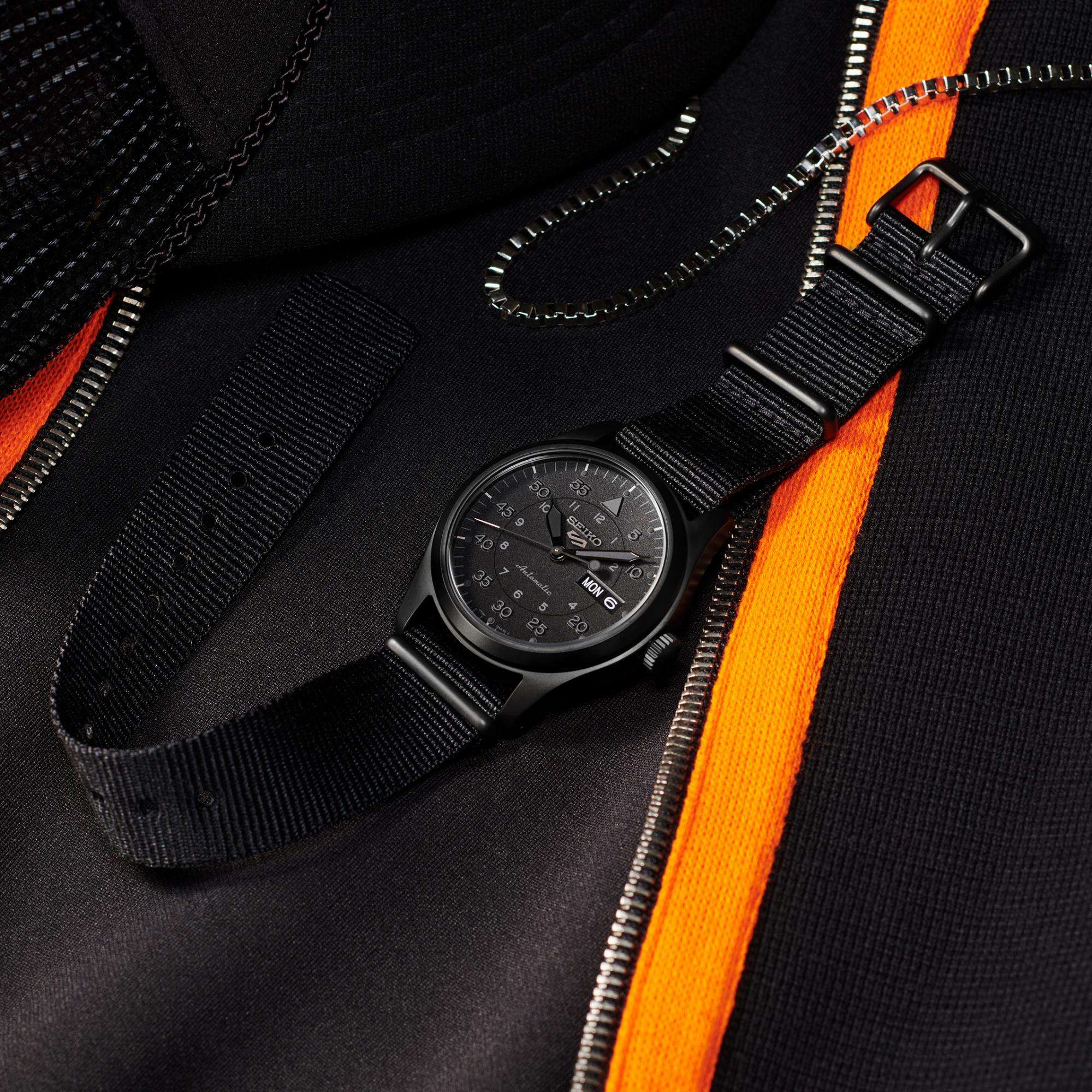 Seiko 5 Sports Field Military 'Stealth' Automatik Schwarzes Zifferblatt Schwarzes Nylonarmband Herren Uhr SRPJ11K1