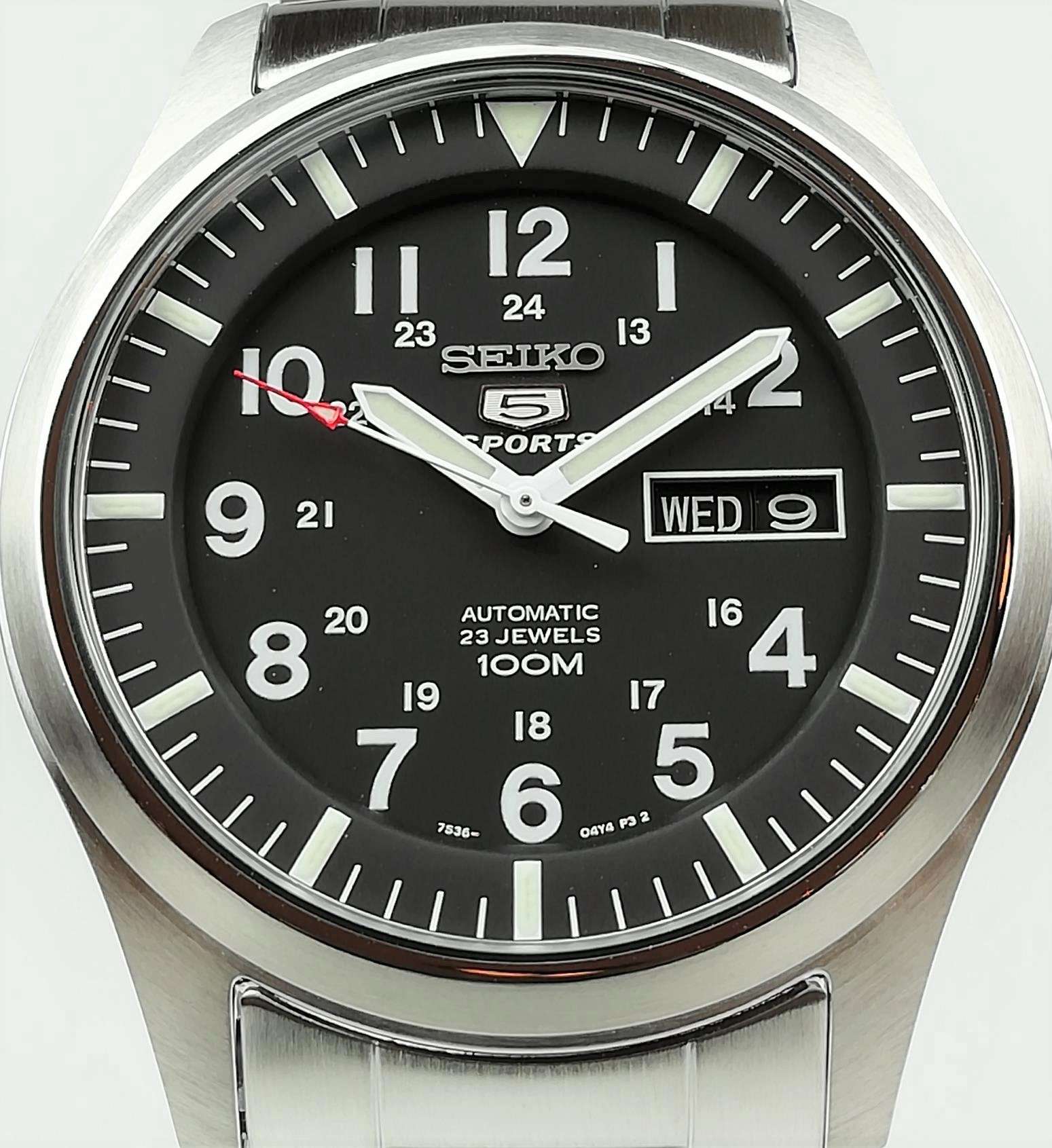 Seiko 5 Sports Militärfeld Automatik Schwarzes Zifferblatt Stahlarmband Herren Uhr SNZG13K1
