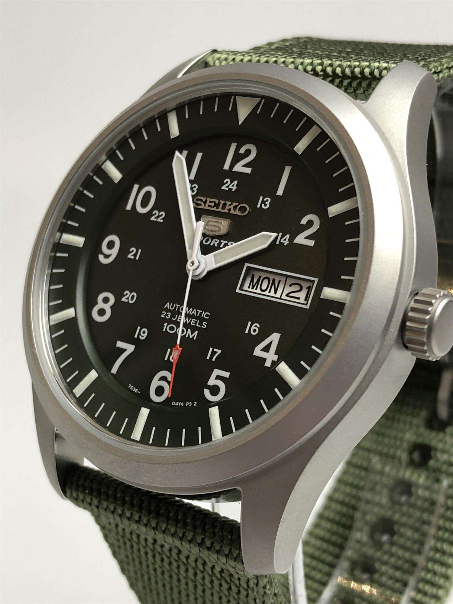 Seiko 5 Sports Automatik Grünes Zifferblatt Grünes NATO Style Armband Herren Uhr SNZG09K1