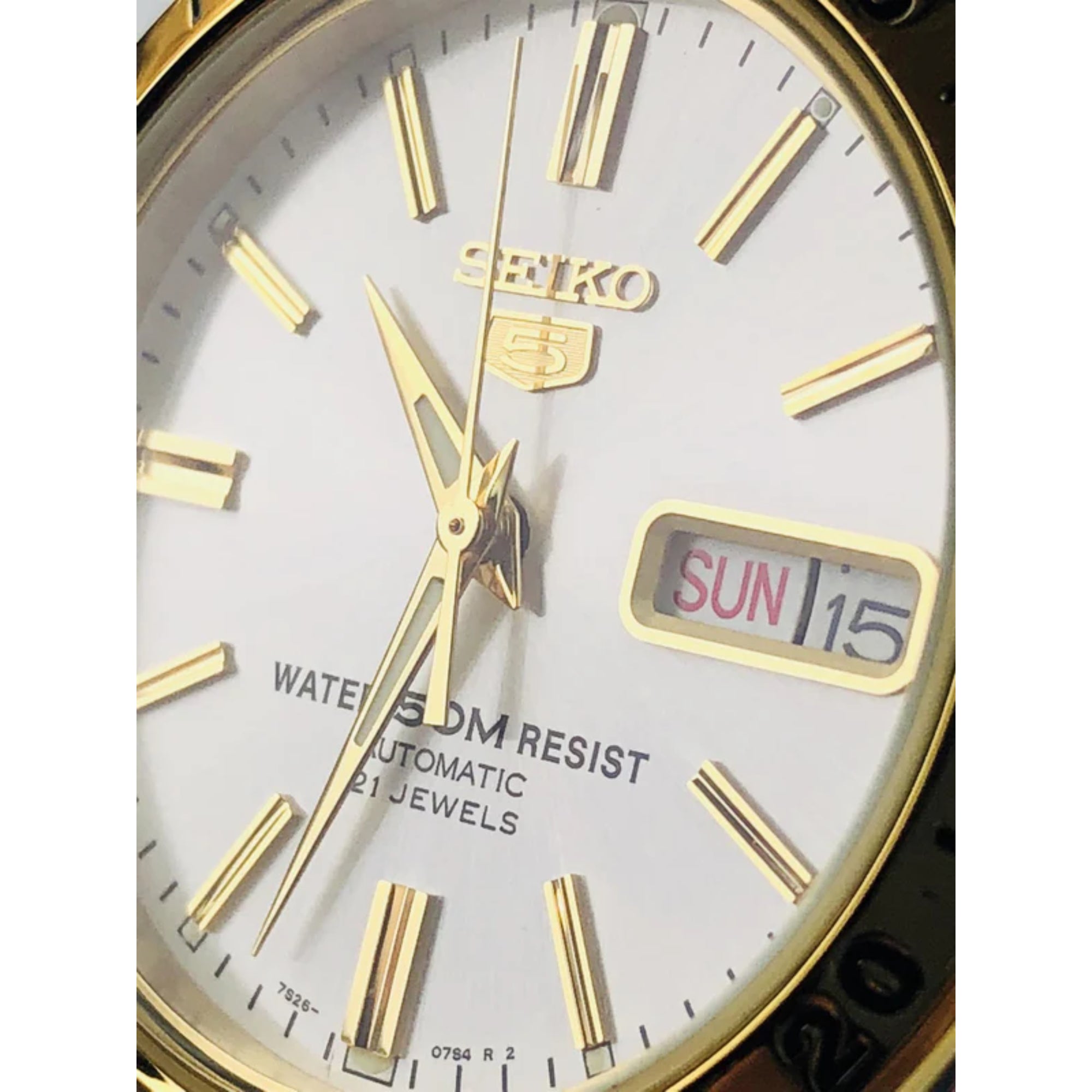 Seiko 5 Automatik Weißes Zifferblatt Zweifarbig Gold/Silber Edelstahl Herrenarmbanduhr SNKE04K1