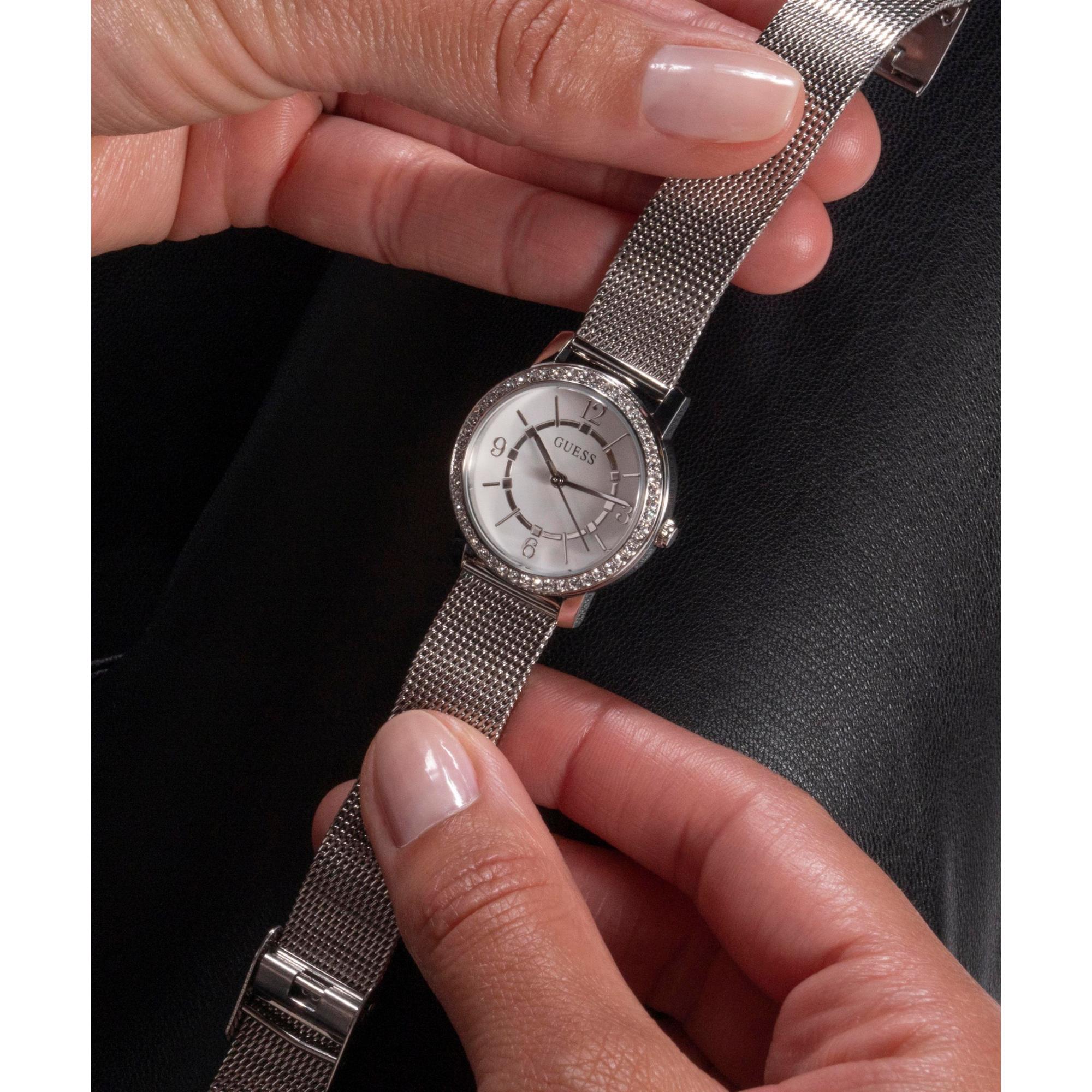 GUESS Silberfarbene Analog Silber Zifferblatt Edelstahlarmband Damen Uhr GW0534L1