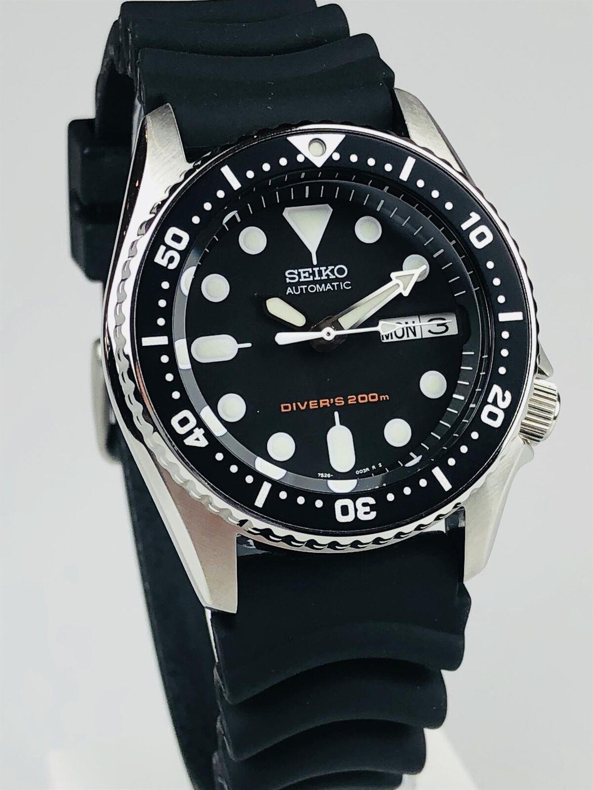 Seiko Diver's Automatik Schwarzes Zifferblatt Schwarzes Gummiarmband Herrenarmbanduhr SKX013K1