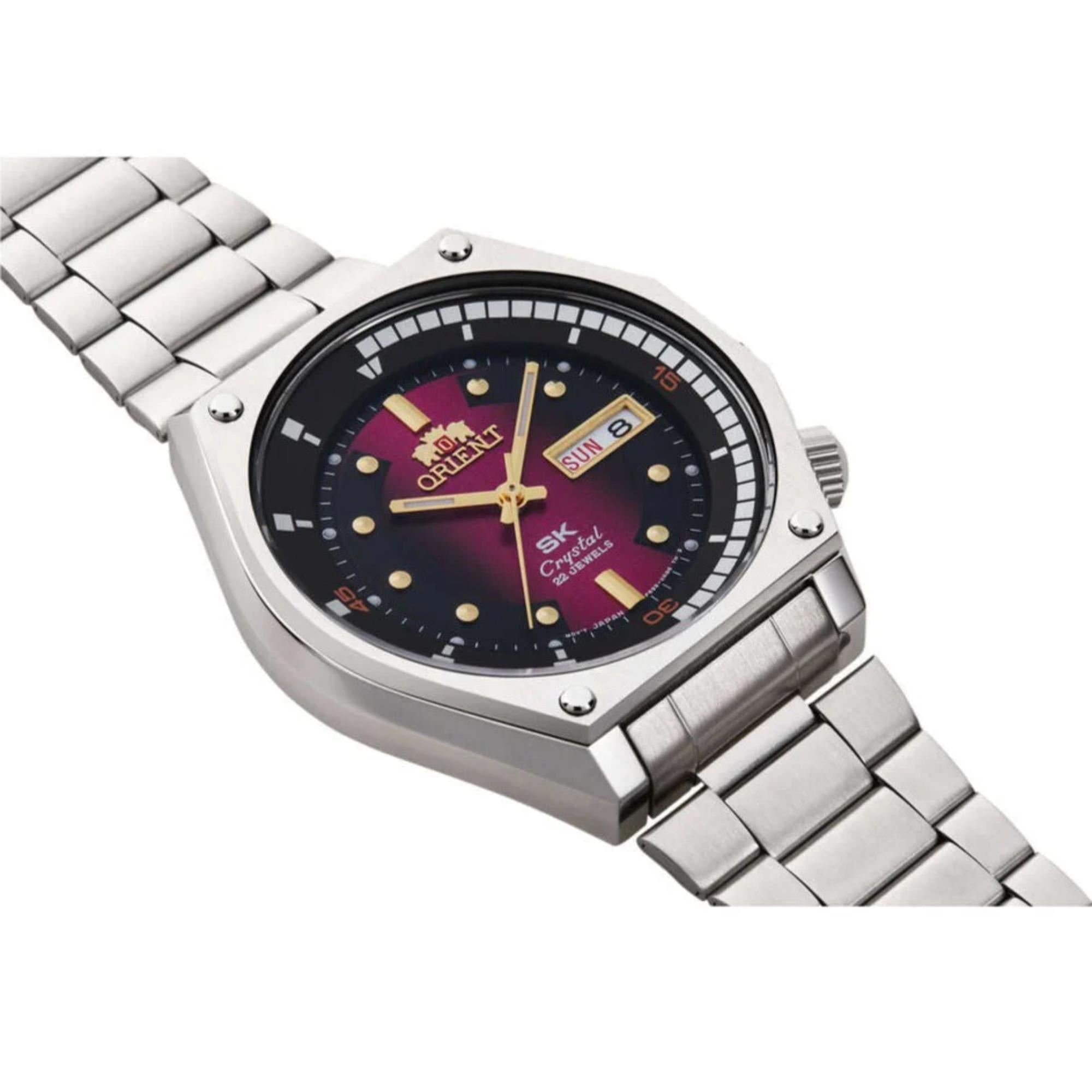 Orient Neo 70s RA-AA0B02R39B stainless steel bracelet detail