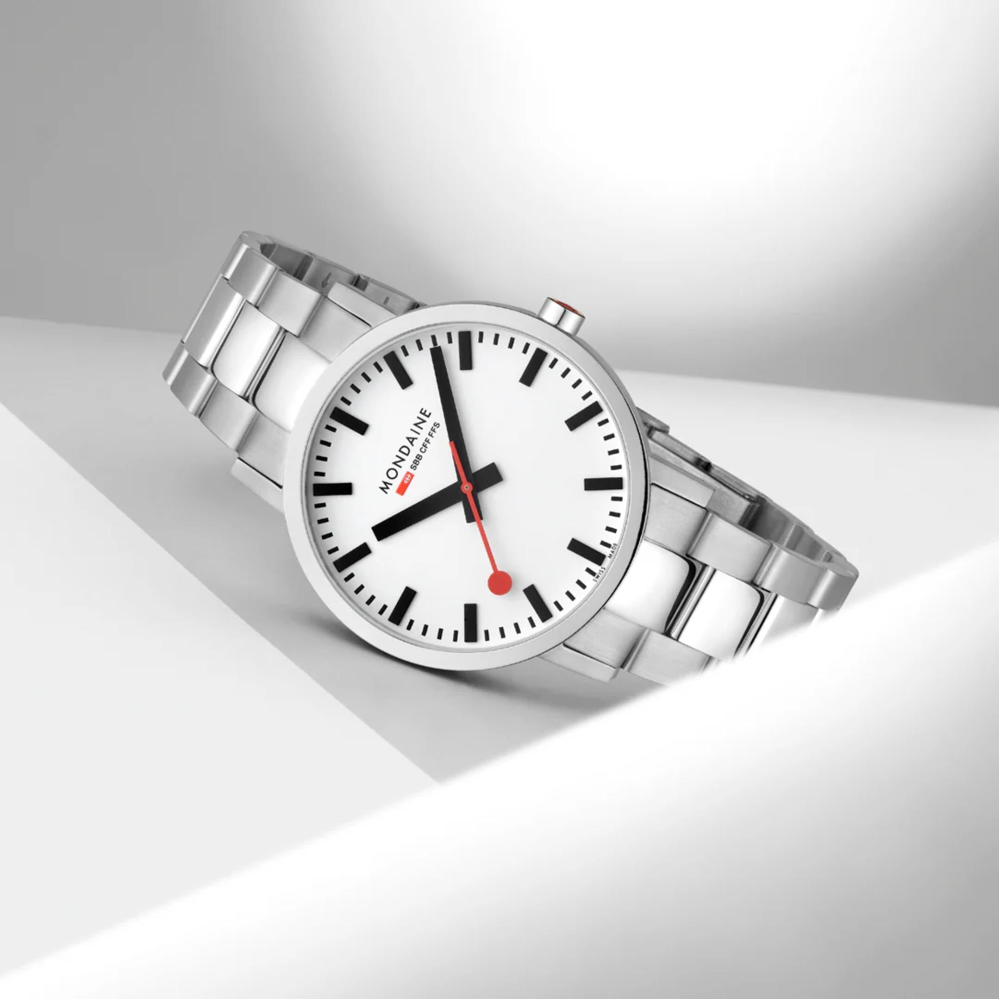 Mondaine Classic Weißes Zifferblatt Stahlarmband Uhr A660.30360.11SBJ