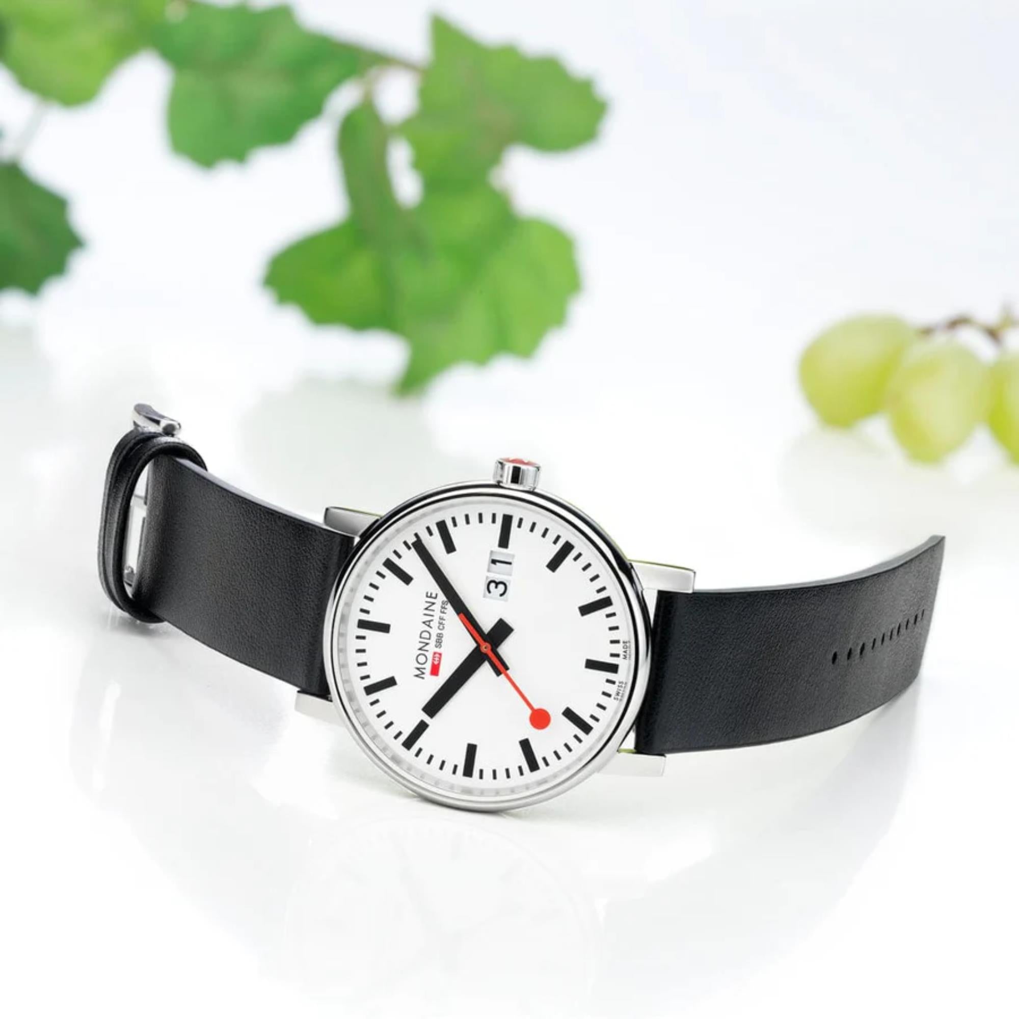 Mondaine Evo2 40mm Uhr mit weißem Zifferblatt und Leder für Herren MSE.40210.LBV