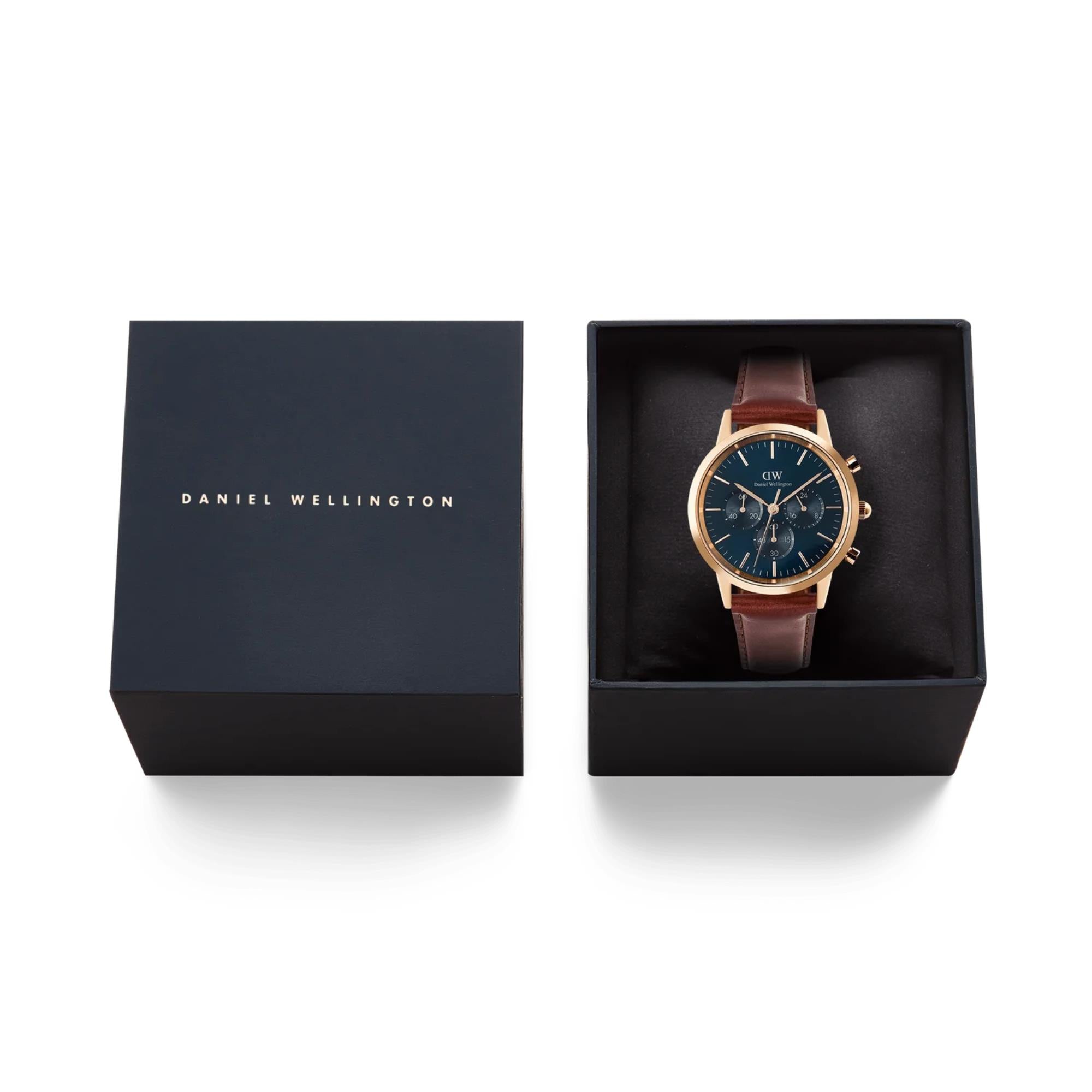 Daniel Wellington Iconic 42mm Chronograph Blaues Zifferblatt Leder Herren Quarz Uhr DW00100639