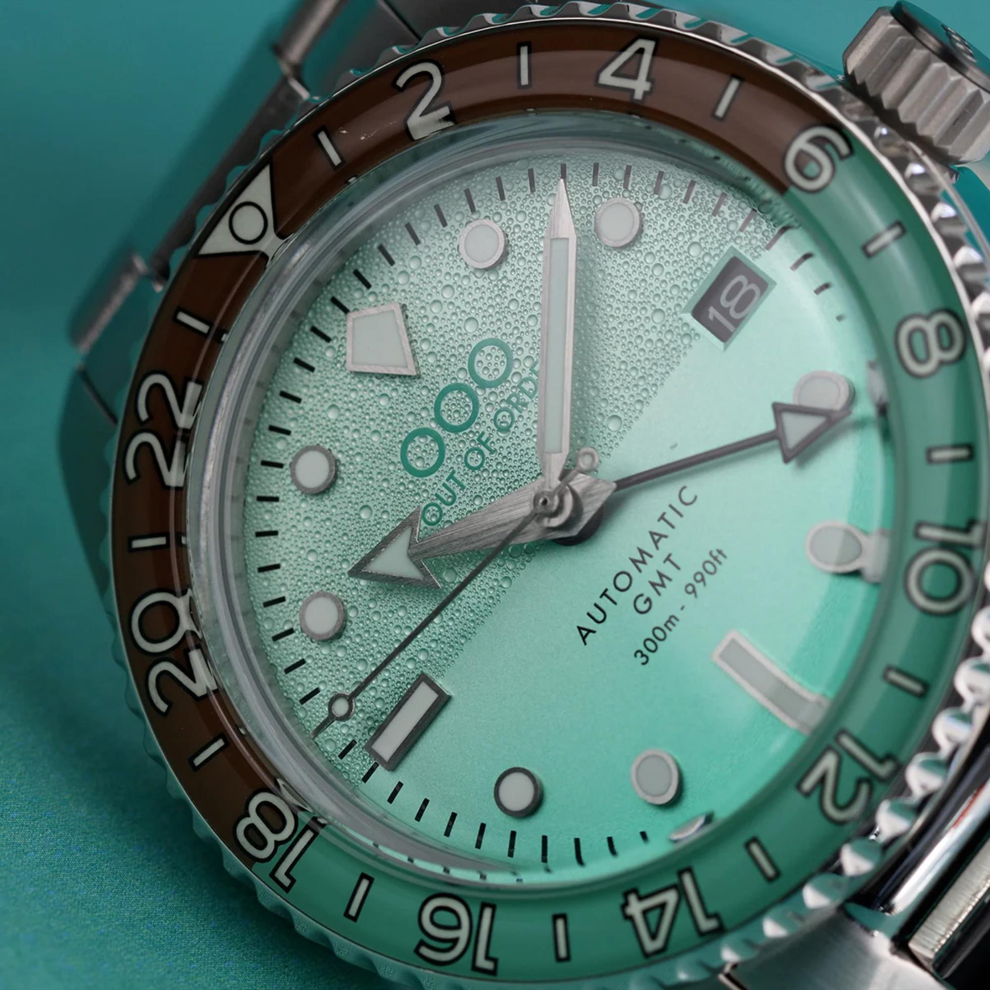 Out of Order After 8 Shaker Automatik GMT Ultra-Gebürstetes Minzgrünes Zifferblatt Stahlarmband Herren Uhr OOO.001-25.AE.BAND.SS