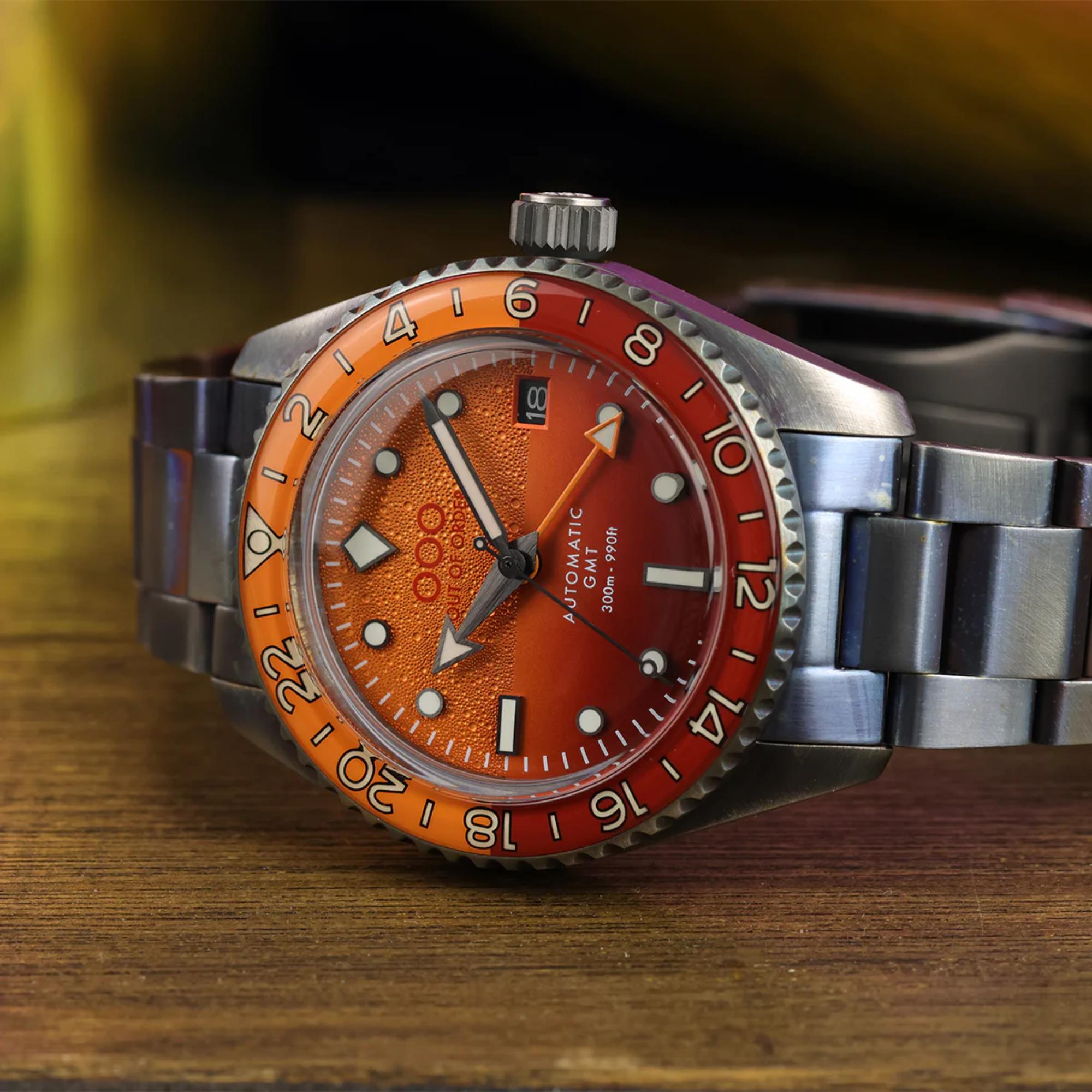 Out Of Order Negroni Shaker Automatik GMT Ultra-Abgenutztes Oranges Zifferblatt Stahlarmband Herren Uhr OOO.001-25.NE.BAND