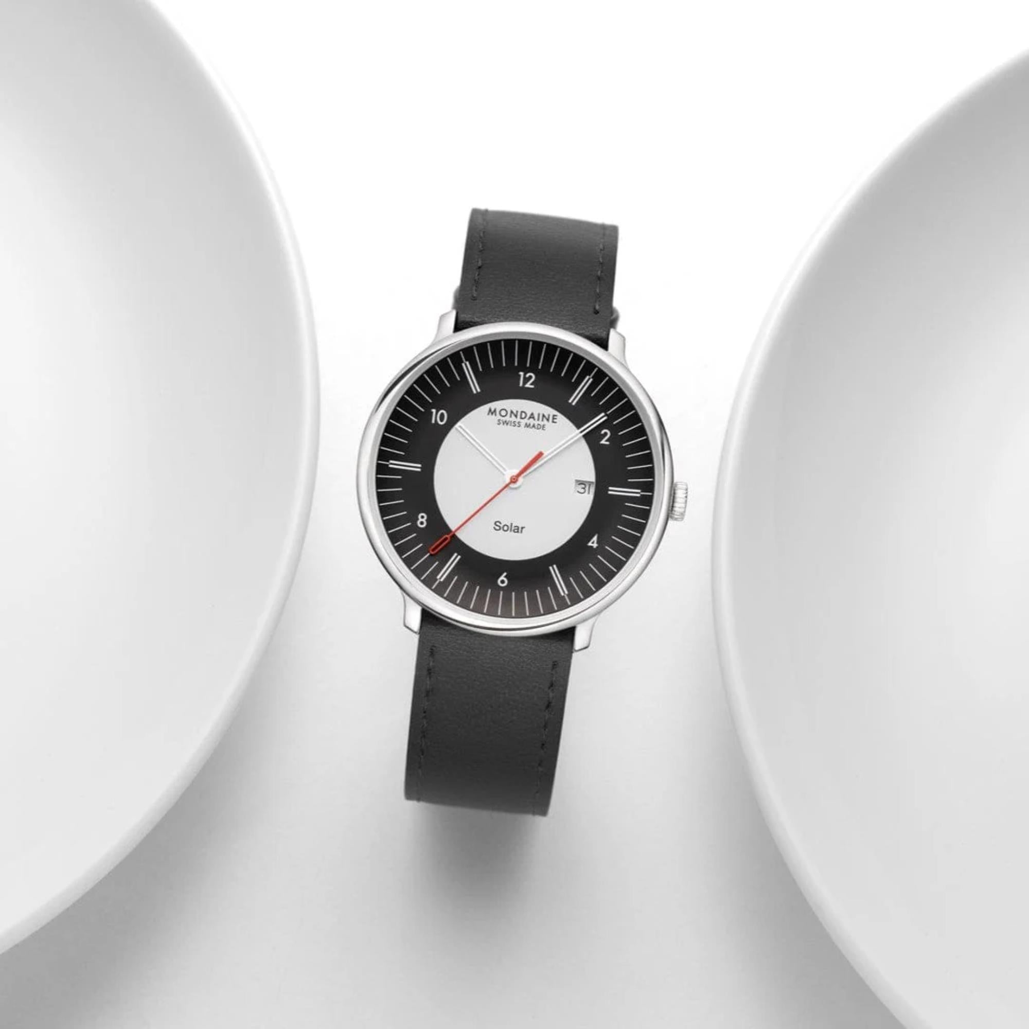Mondaine Doppio Solar Schwarzes Zifferblatt Lederarmband Herrenarmbanduhr MLE.41920.LBV