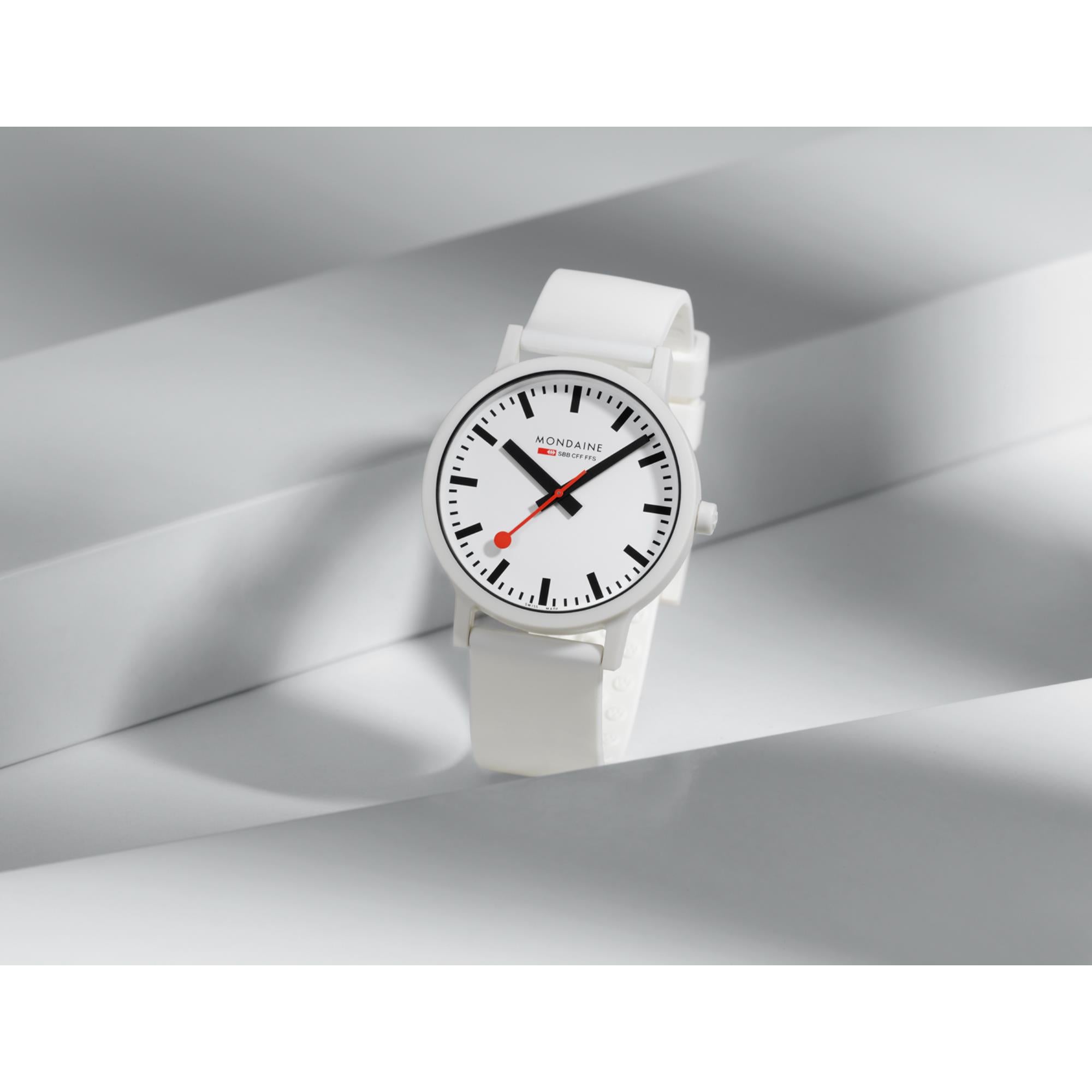 Mondaine Essence 41mm Weißes Zifferblatt Silikon Herren Quarz Uhr MS1.41110.RA