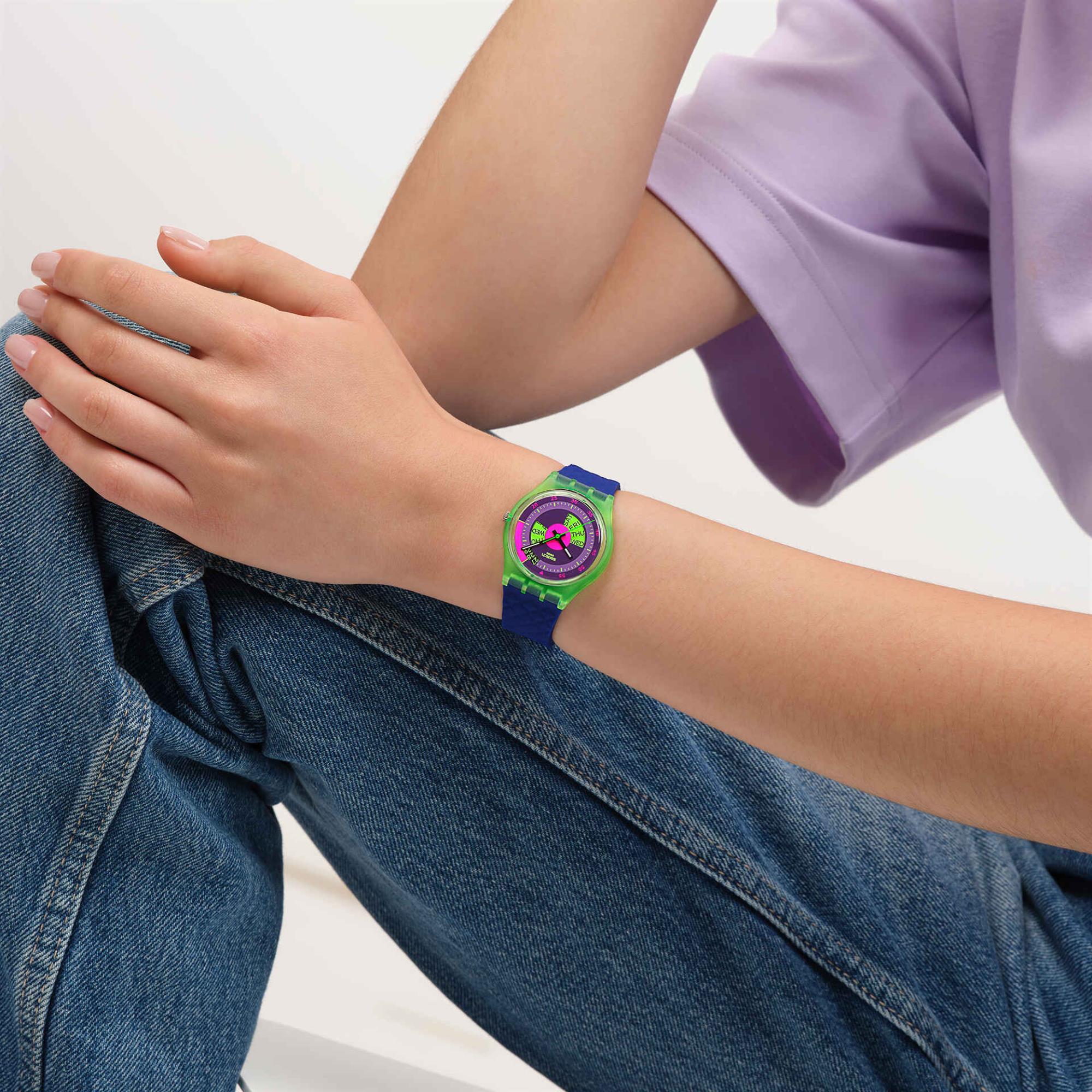Swatch Originals Neon Skychart Quarz Uhr mit lila Zifferblatt und Silikonarmband SO28G704