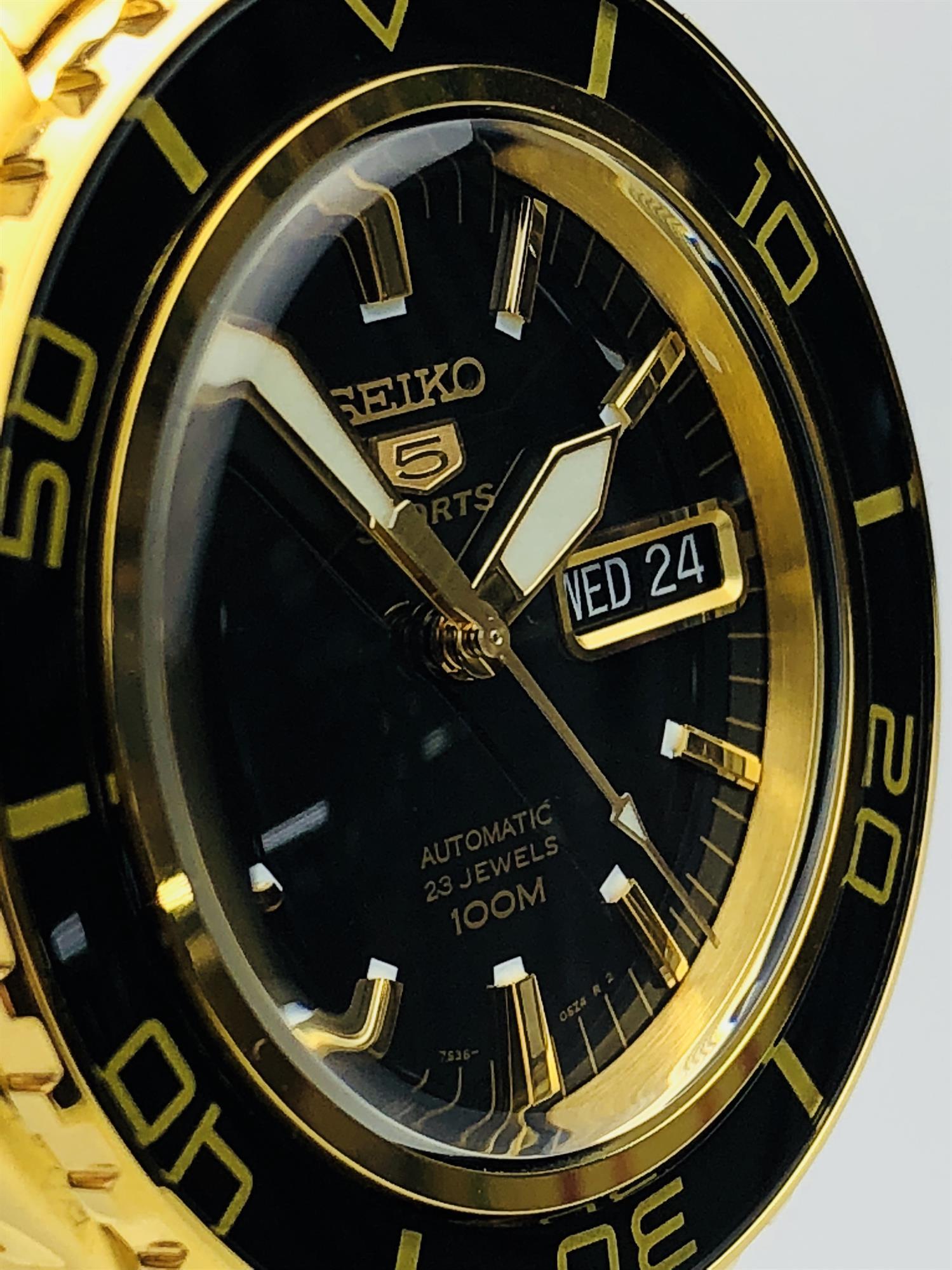 Seiko 5 Sports Automatik Herrenarmbanduhr mit schwarzem Zifferblatt und goldfarbenem Edelstahl SNZH60K1