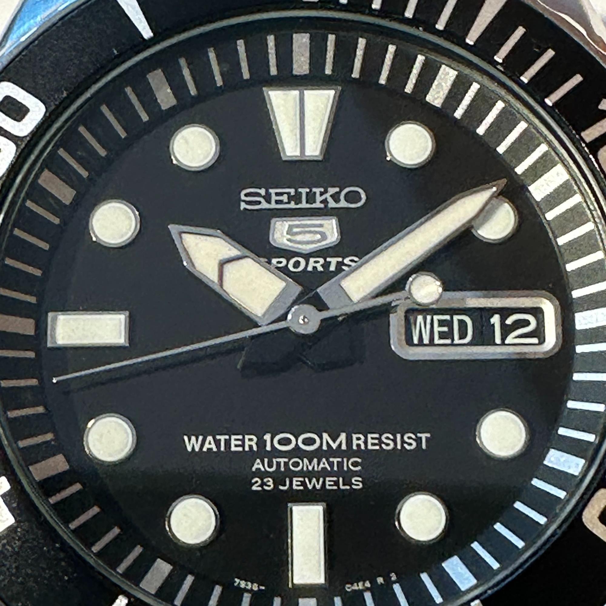 Seiko 5 Sports ‘Seeigel’ Automatik Schwarzes Zifferblatt Edelstahlarmband Herren Uhr SNZF17K1