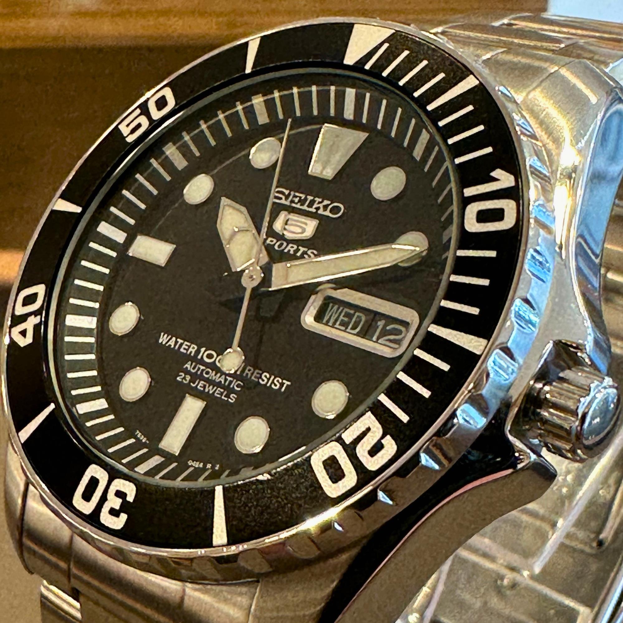 Seiko 5 Sports ‘Seeigel’ Automatik Schwarzes Zifferblatt Edelstahlarmband Herren Uhr SNZF17K1