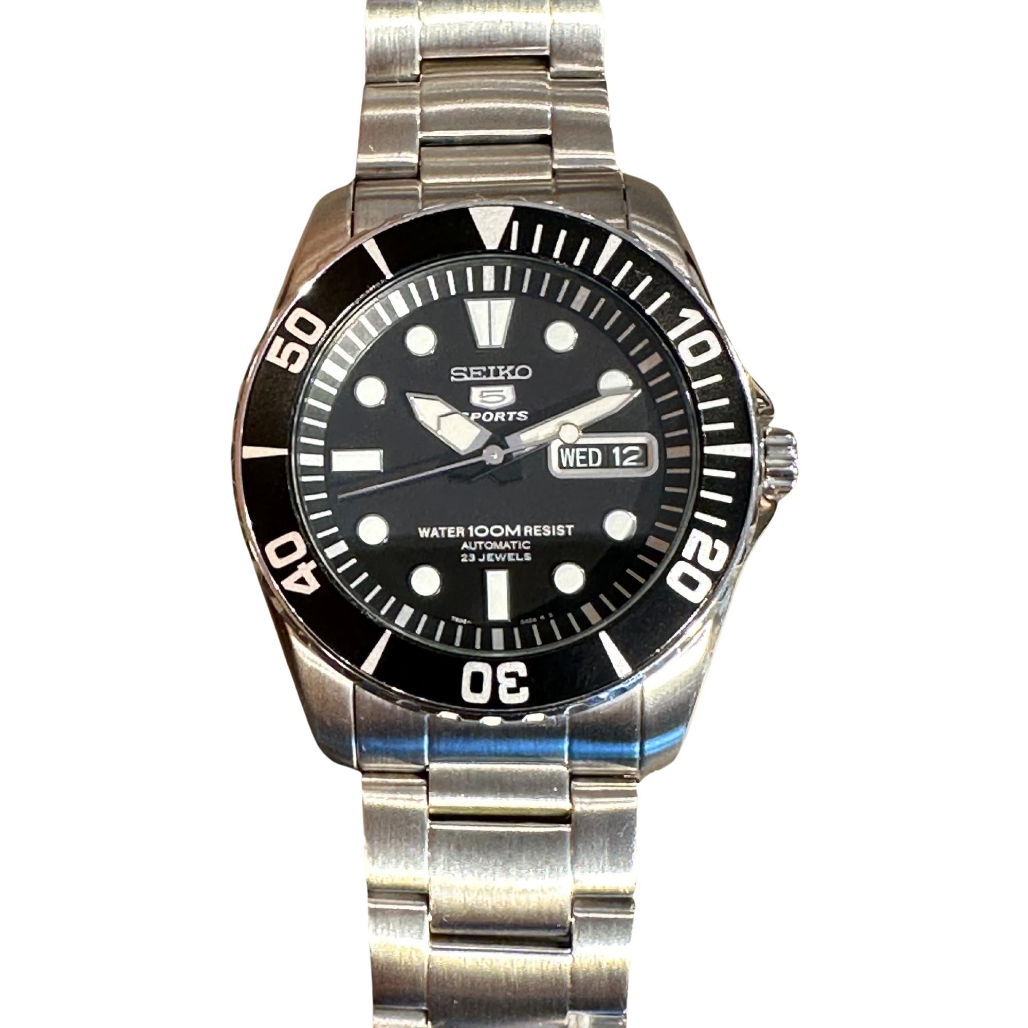 Seiko 5 Sports ‘Seeigel’ Automatik Schwarzes Zifferblatt Edelstahlarmband Herren Uhr SNZF17K1