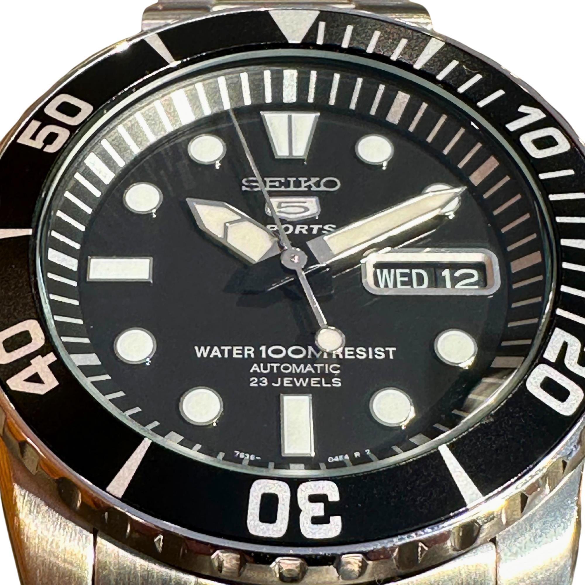 Seiko 5 Sports ‘Seeigel’ Automatik Schwarzes Zifferblatt Edelstahlarmband Herren Uhr SNZF17K1
