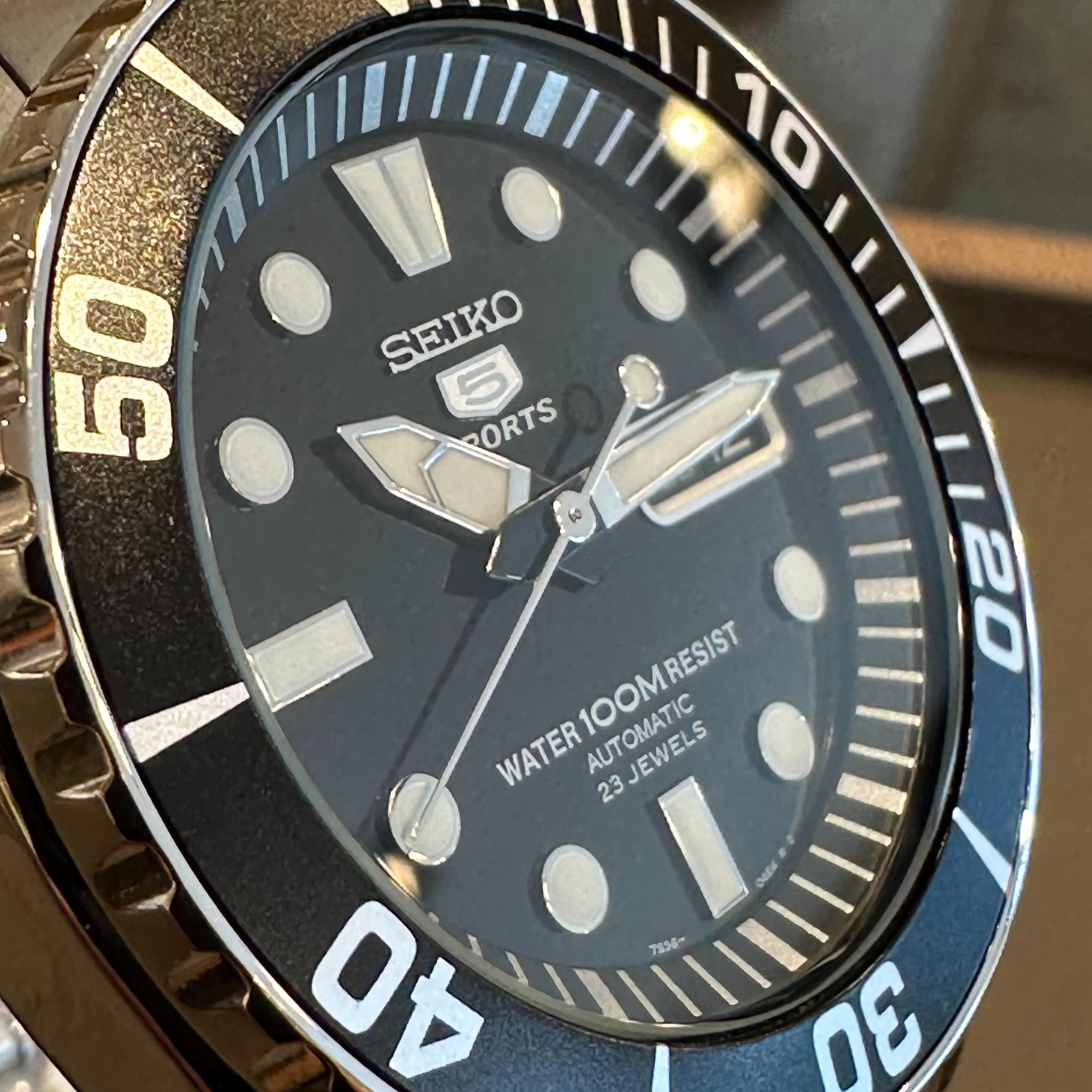 Seiko 5 Sports ‘Seeigel’ Automatik Schwarzes Zifferblatt Edelstahlarmband Herren Uhr SNZF17K1