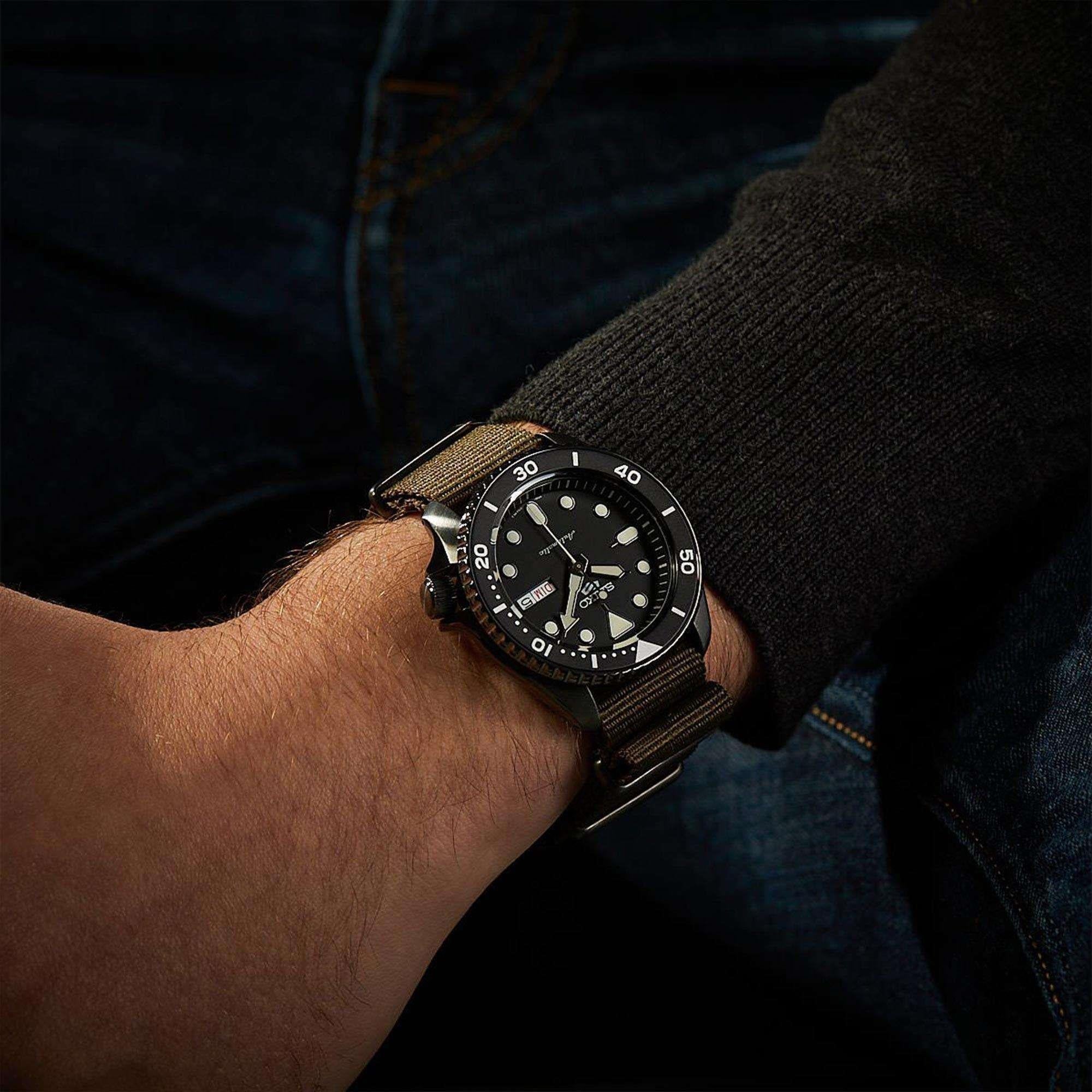 Seiko 5 Sports Automatik Schwarzes Zifferblatt Grünes NATO Armband Herren Uhr SRPD65K4