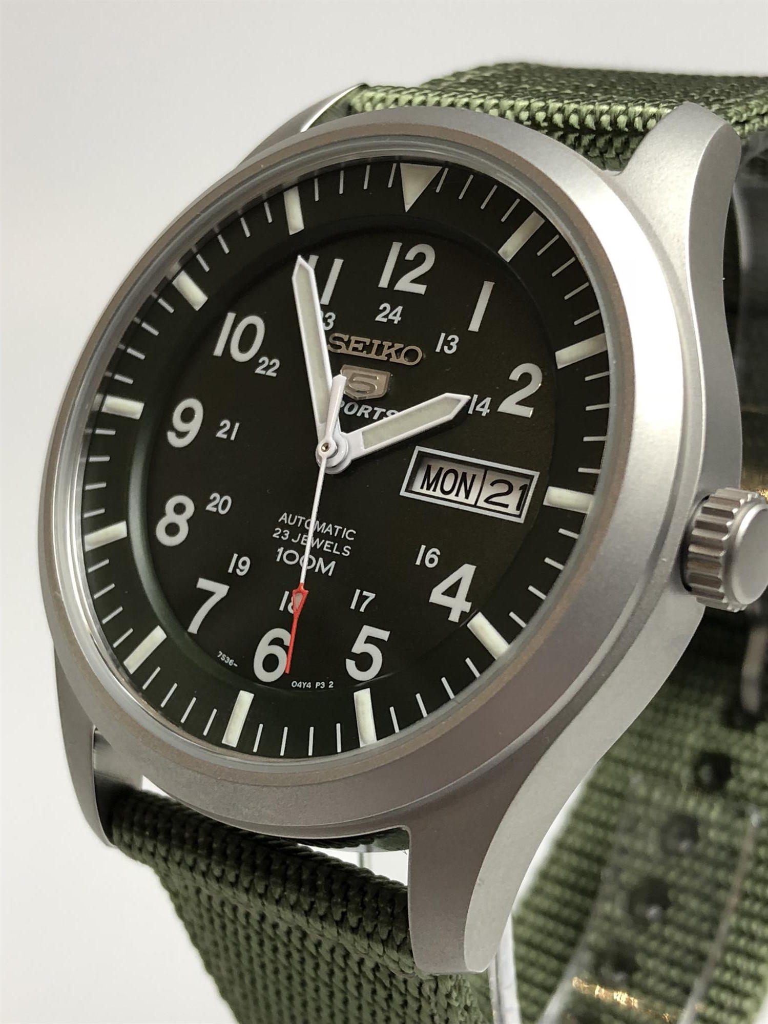Seiko 5 Sports Automatik Grünes Zifferblatt Grünes NATO Style Armband Herren Uhr SNZG09K1